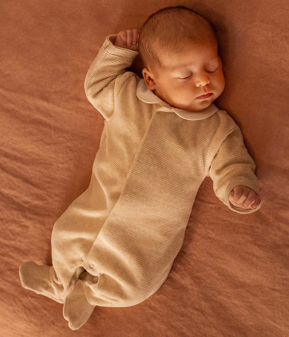 Babygrow em Veludo Canelado de Algodão Orgânico Bebé - Bege