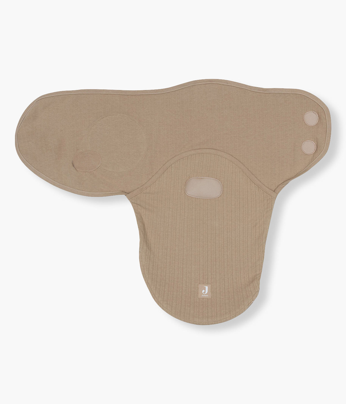Swaddle wrap castanho marca Jollein com detalhes na malha para bebé e recém-nascido(a), 100% algodão. Composta por abas com velcro, este swaddle wrap oferece um ajuste suave e seguro, adaptando-se delicadamente ao corpo do bebé.