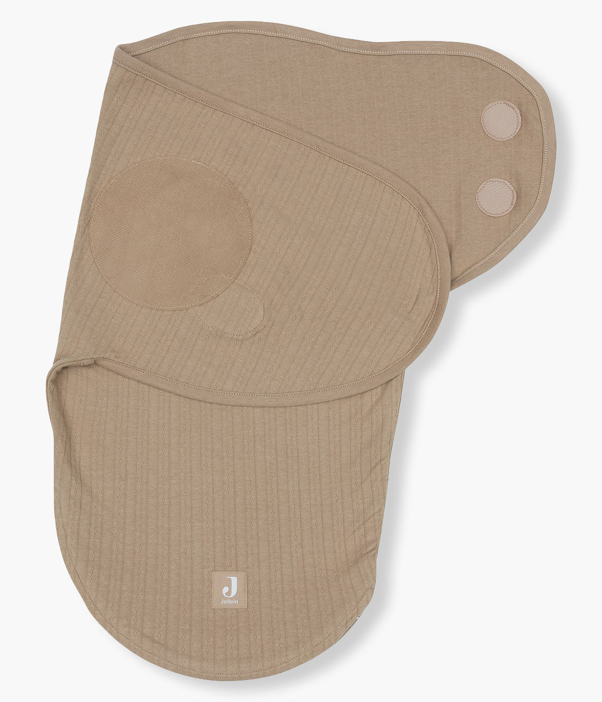 Swaddle wrap castanho marca Jollein com detalhes na malha para bebé e recém-nascido(a), 100% algodão. Composta por abas com velcro, este swaddle wrap oferece um ajuste suave e seguro, adaptando-se delicadamente ao corpo do bebé.