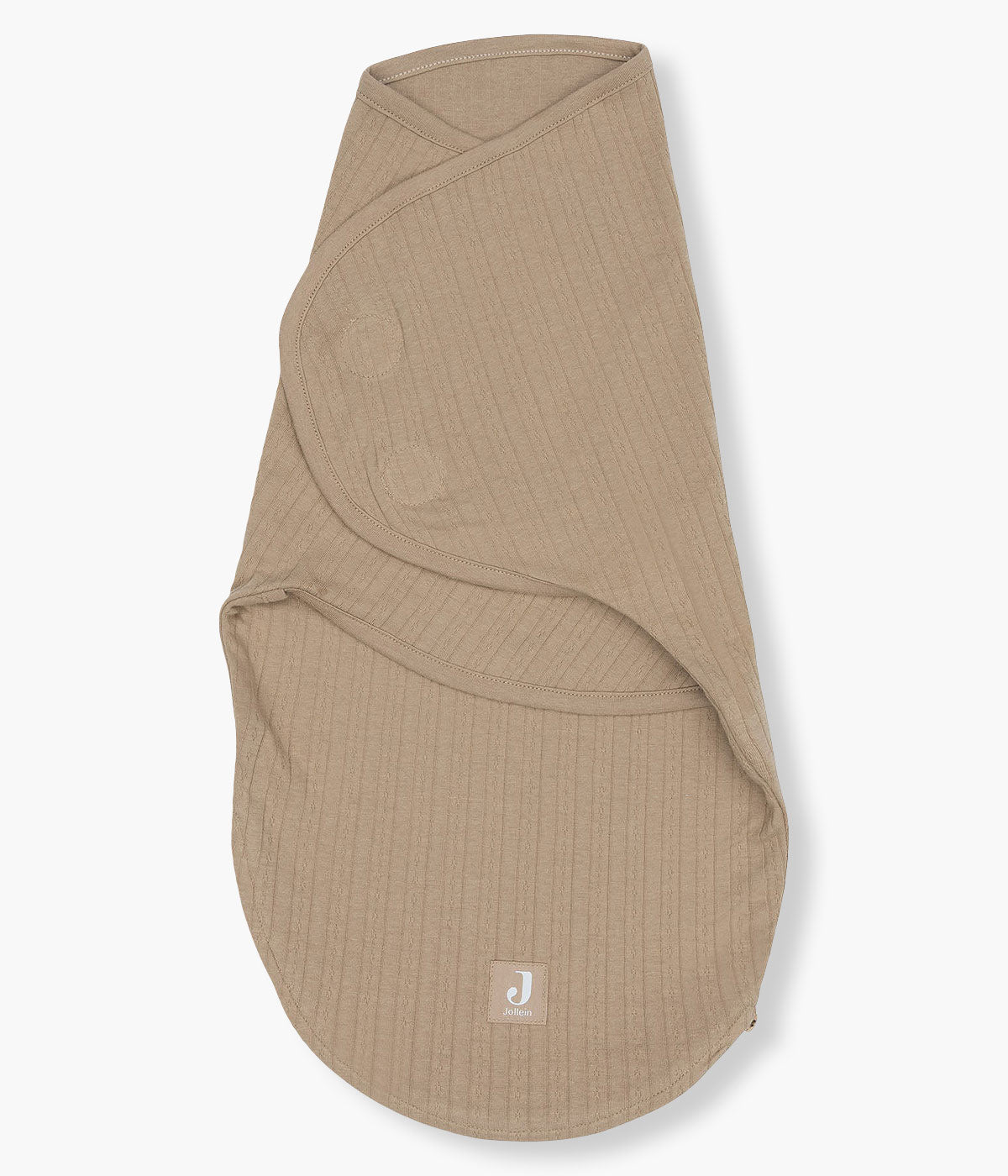 Swaddle wrap castanho marca Jollein com detalhes na malha para bebé e recém-nascido(a), 100% algodão. Composta por abas com velcro, este swaddle wrap oferece um ajuste suave e seguro, adaptando-se delicadamente ao corpo do bebé.
