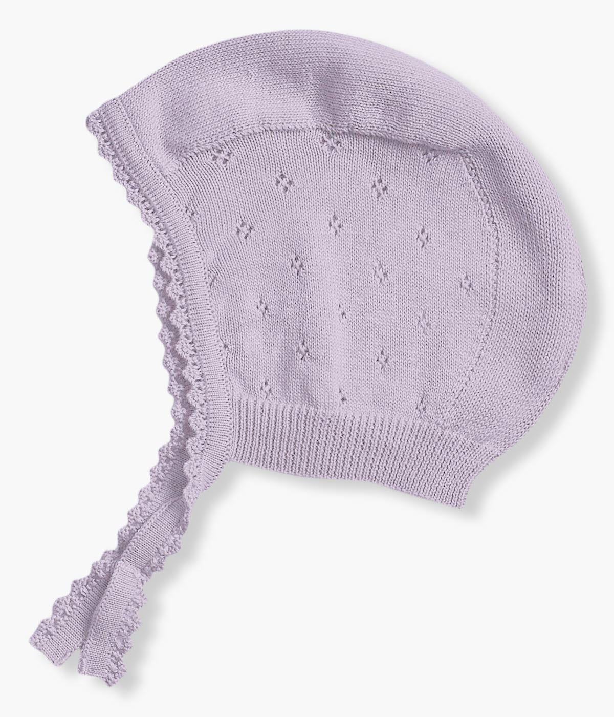 Touca em fina malha de algodão orgânico lilás sem costuras para bebé menina e recém-nascida da marca Wedoble. Malha tricotada com detalhes perfurados com picueta a toda a volta.
