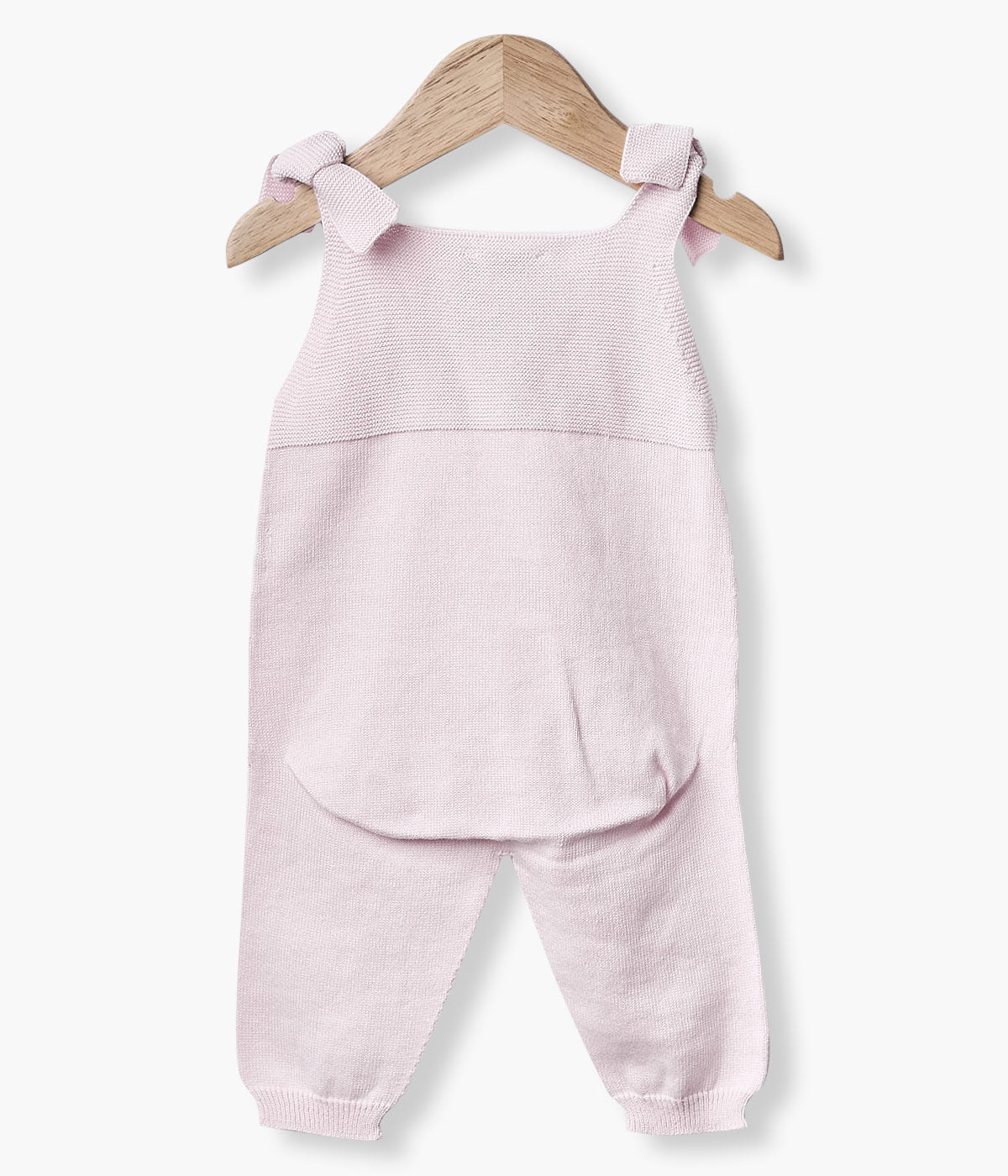 Macacão de alças em malha de algodão orgânico cor-de-rosa para bebé menina e recém-nascida da marca Wedoble. Malha com detalhes. Abertura nas alças com botões.