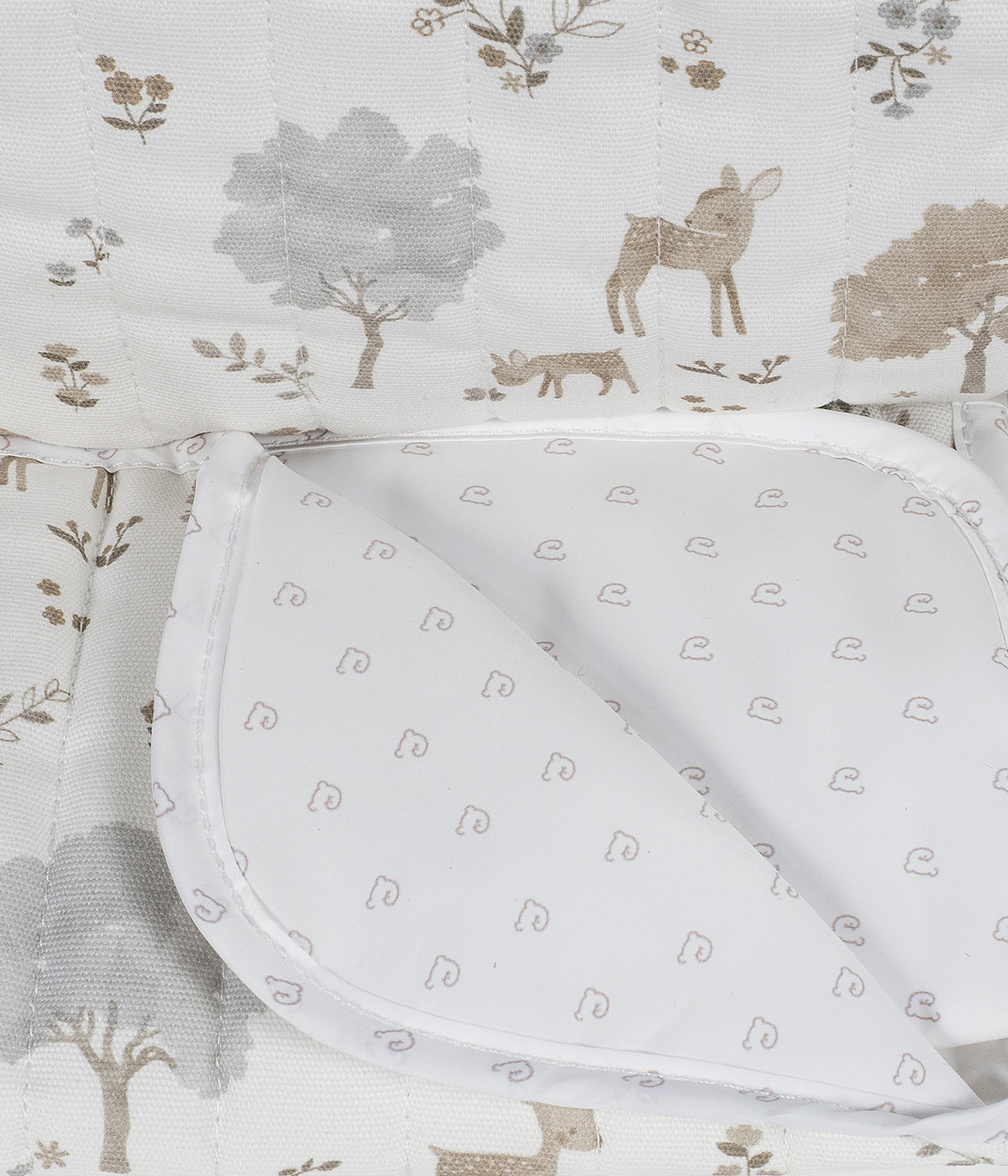 A Mochila de Maternidade Nara da Pasito a Pasito foi pensada para mães modernas que valorizam tanto o estilo como a praticidade. Feita em algodão, apresenta um delicado estampado de cervos e árvores em tons neutros, perfeito para quem procura um acessório sofisticado e versátil. O tratamento impermeável do tecido garante proteção extra, tornando-a resistente à água e ideal para o dia a dia.