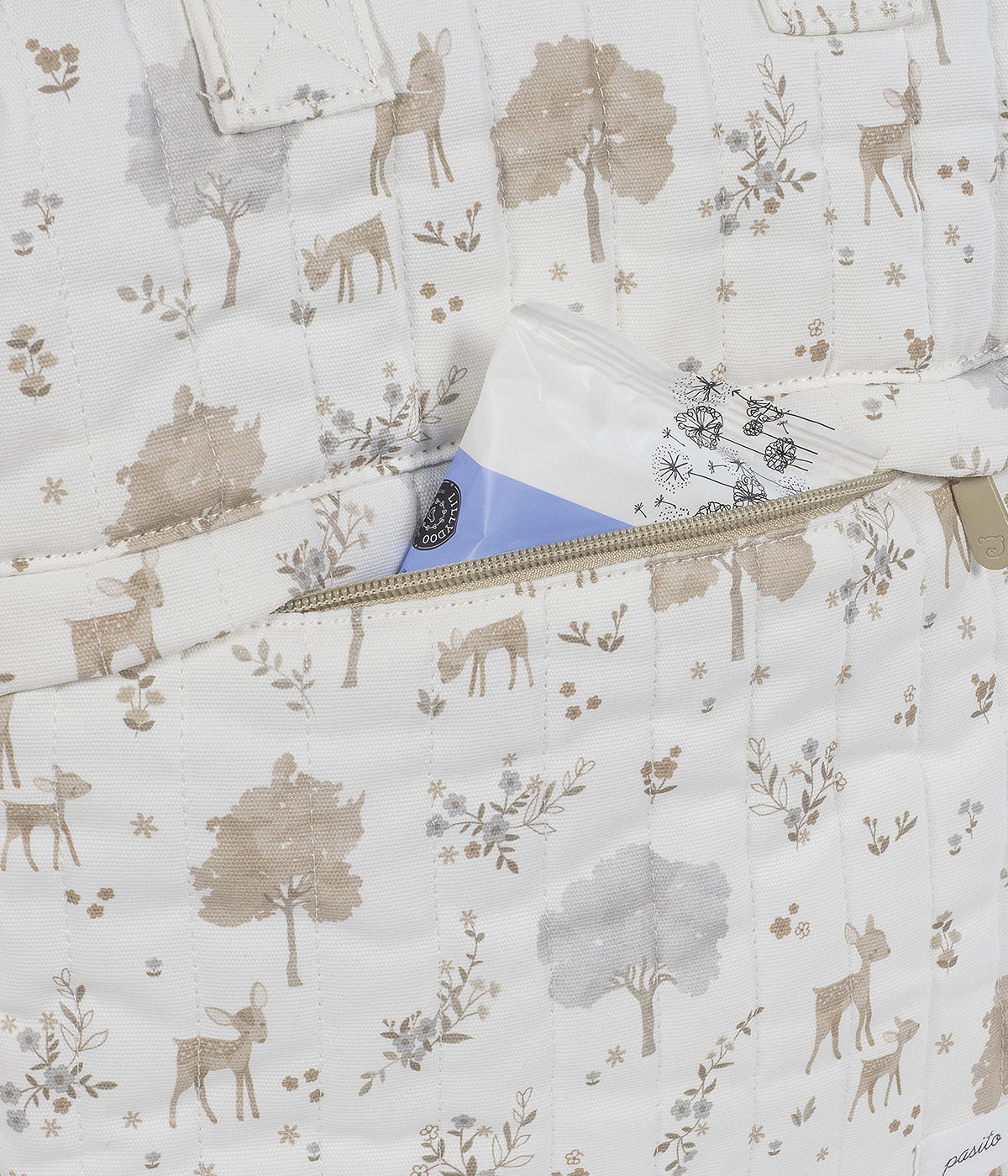 A Mochila de Maternidade Nara da Pasito a Pasito foi pensada para mães modernas que valorizam tanto o estilo como a praticidade. Feita em algodão, apresenta um delicado estampado de cervos e árvores em tons neutros, perfeito para quem procura um acessório sofisticado e versátil. O tratamento impermeável do tecido garante proteção extra, tornando-a resistente à água e ideal para o dia a dia.