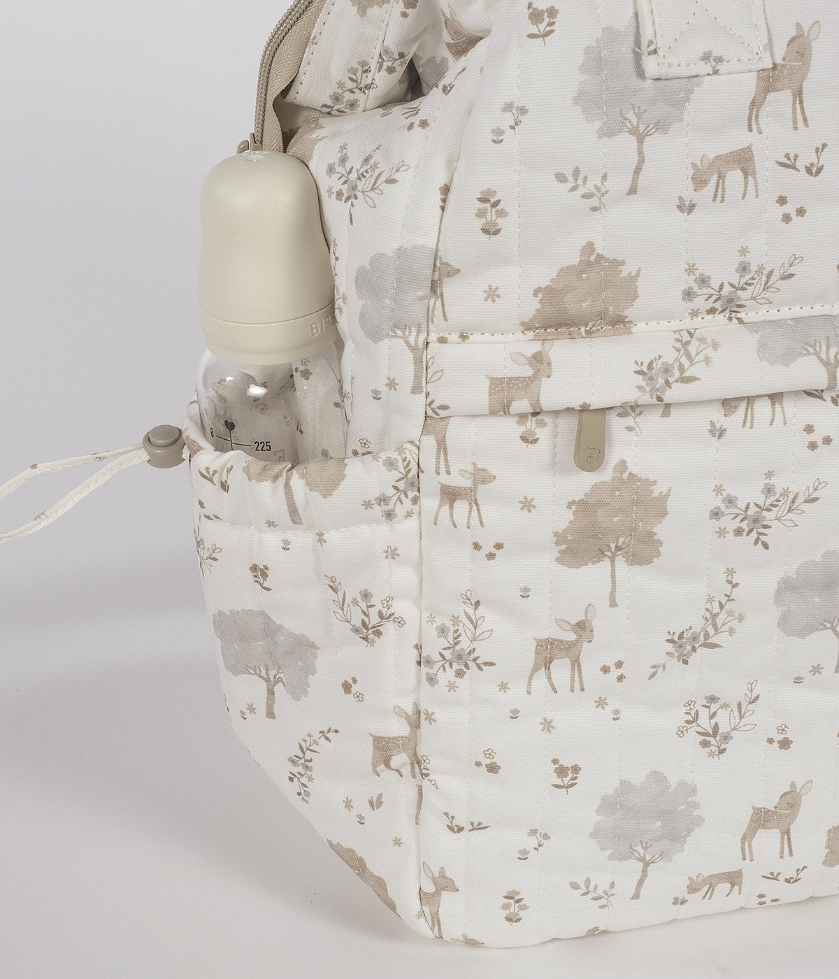 A Mochila de Maternidade Nara da Pasito a Pasito foi pensada para mães modernas que valorizam tanto o estilo como a praticidade. Feita em algodão, apresenta um delicado estampado de cervos e árvores em tons neutros, perfeito para quem procura um acessório sofisticado e versátil. O tratamento impermeável do tecido garante proteção extra, tornando-a resistente à água e ideal para o dia a dia.