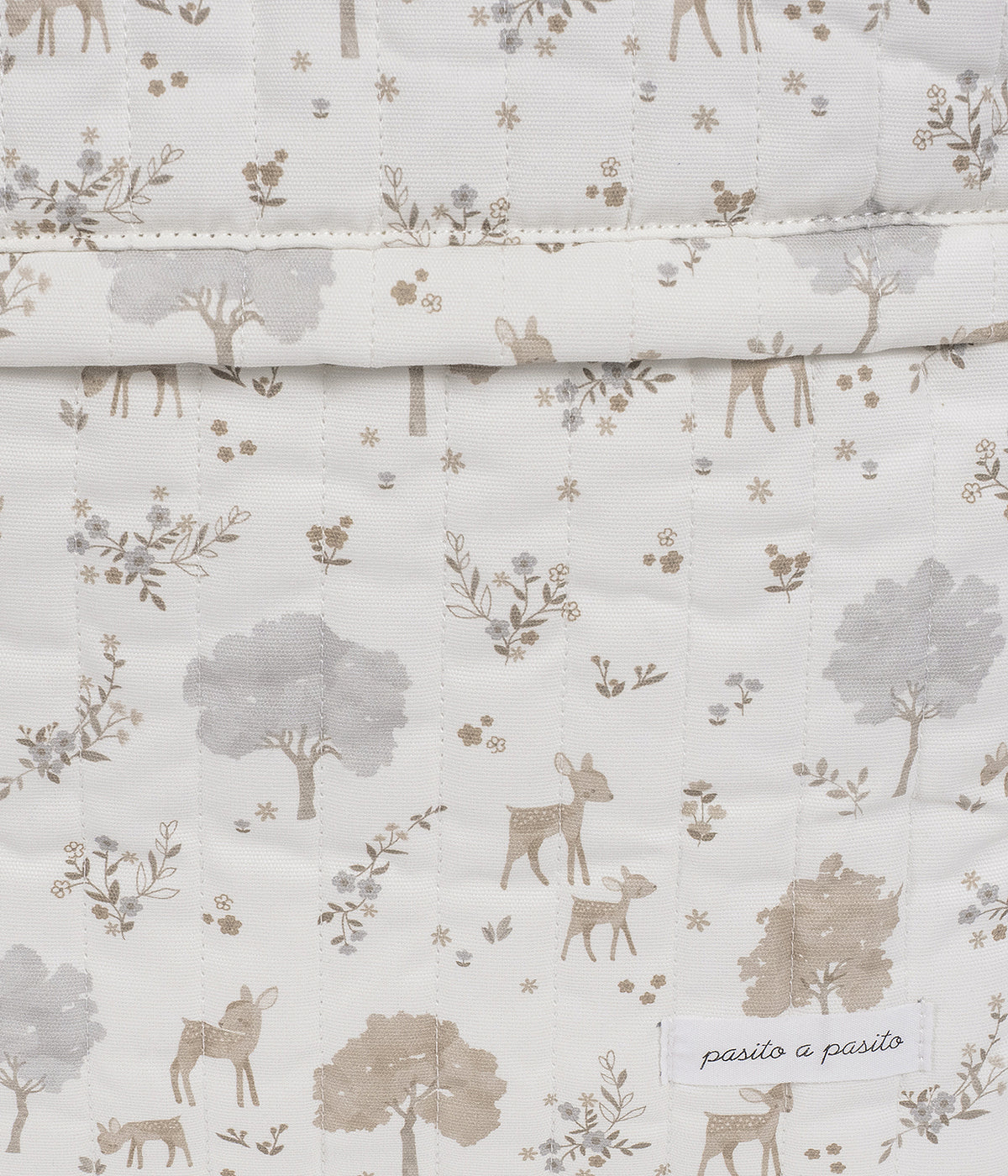 A Mochila de Maternidade Nara da Pasito a Pasito foi pensada para mães modernas que valorizam tanto o estilo como a praticidade. Feita em algodão, apresenta um delicado estampado de cervos e árvores em tons neutros, perfeito para quem procura um acessório sofisticado e versátil. O tratamento impermeável do tecido garante proteção extra, tornando-a resistente à água e ideal para o dia a dia.