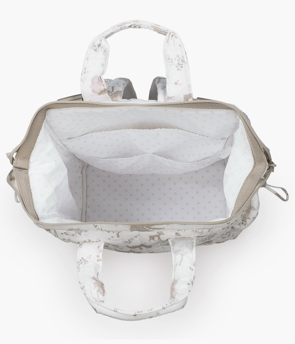 A Mochila de Maternidade Nara da Pasito a Pasito foi pensada para mães modernas que valorizam tanto o estilo como a praticidade. Feita em algodão, apresenta um delicado estampado de cervos e árvores em tons neutros, perfeito para quem procura um acessório sofisticado e versátil. O tratamento impermeável do tecido garante proteção extra, tornando-a resistente à água e ideal para o dia a dia.