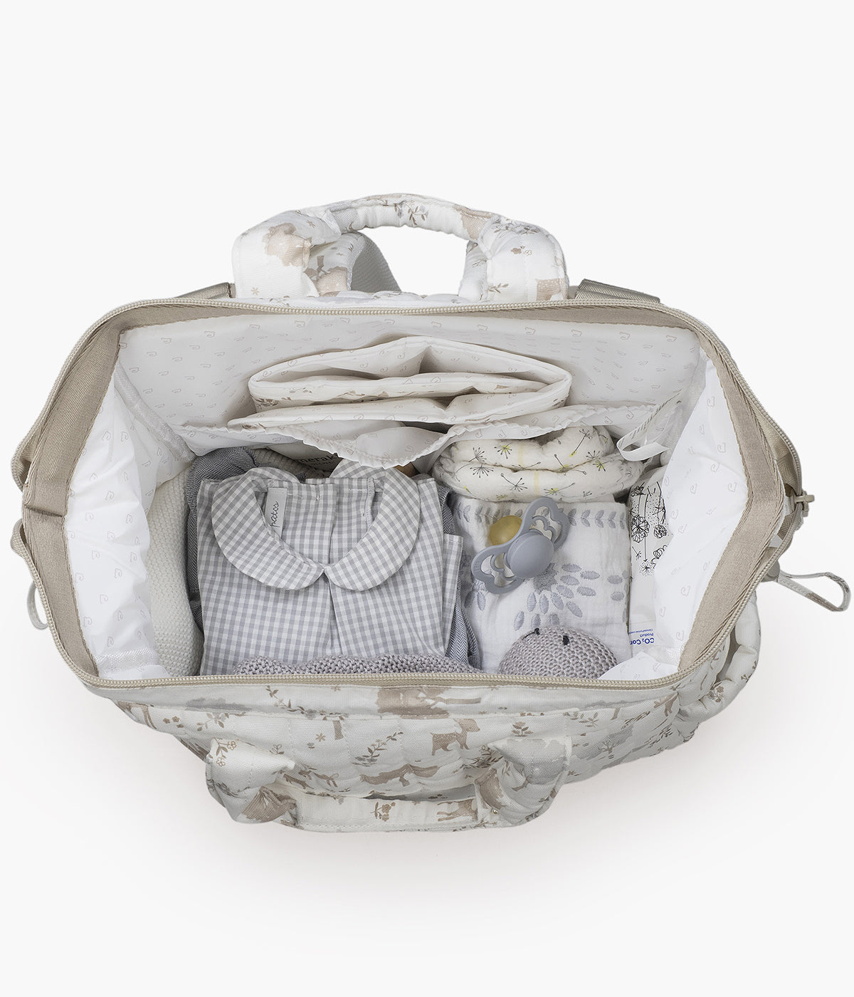 A Mochila de Maternidade Nara da Pasito a Pasito foi pensada para mães modernas que valorizam tanto o estilo como a praticidade. Feita em algodão, apresenta um delicado estampado de cervos e árvores em tons neutros, perfeito para quem procura um acessório sofisticado e versátil. O tratamento impermeável do tecido garante proteção extra, tornando-a resistente à água e ideal para o dia a dia.