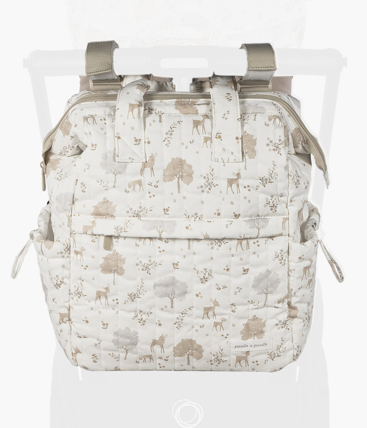 A Mochila de Maternidade Nara da Pasito a Pasito foi pensada para mães modernas que valorizam tanto o estilo como a praticidade. Feita em algodão, apresenta um delicado estampado de cervos e árvores em tons neutros, perfeito para quem procura um acessório sofisticado e versátil. O tratamento impermeável do tecido garante proteção extra, tornando-a resistente à água e ideal para o dia a dia.