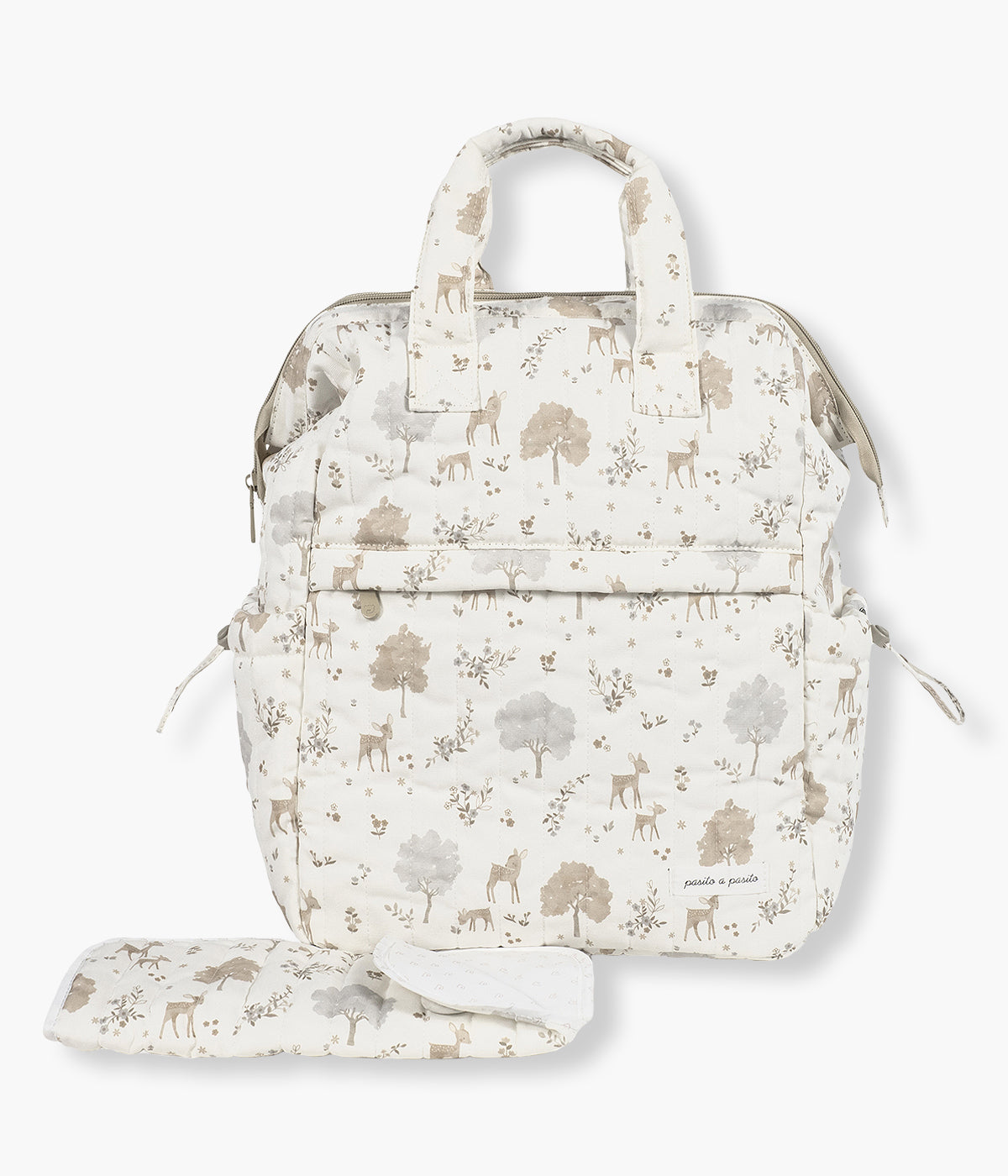 A Mochila de Maternidade Nara da Pasito a Pasito foi pensada para mães modernas que valorizam tanto o estilo como a praticidade. Feita em algodão, apresenta um delicado estampado de cervos e árvores em tons neutros, perfeito para quem procura um acessório sofisticado e versátil. O tratamento impermeável do tecido garante proteção extra, tornando-a resistente à água e ideal para o dia a dia.