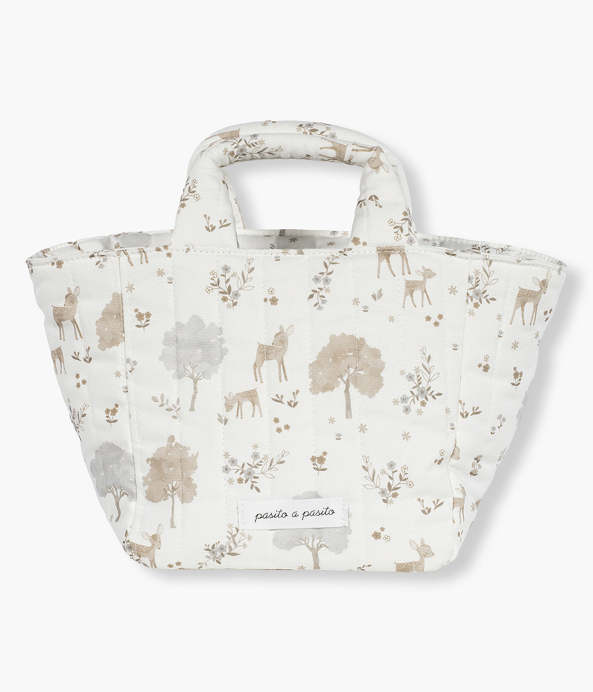Necessaire Nara da Pasito a Pasito, pequena bolsa pensada para facilitar o transporte dos artigos de higiene do bebé. Fabricado em algodão, com um encantador estampado de cervos e árvores em tons neutros com fundo pérola, é perfeito para os pais que procuram um acessório prático e sofisticado.