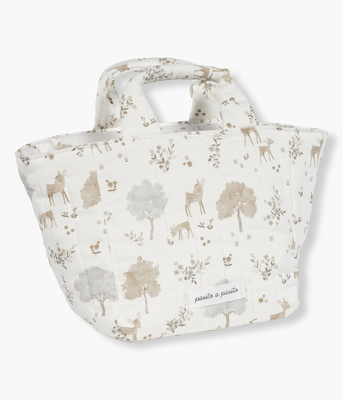 Necessaire Nara da Pasito a Pasito, pequena bolsa pensada para facilitar o transporte dos artigos de higiene do bebé. Fabricado em algodão, com um encantador estampado de cervos e árvores em tons neutros com fundo pérola, é perfeito para os pais que procuram um acessório prático e sofisticado.