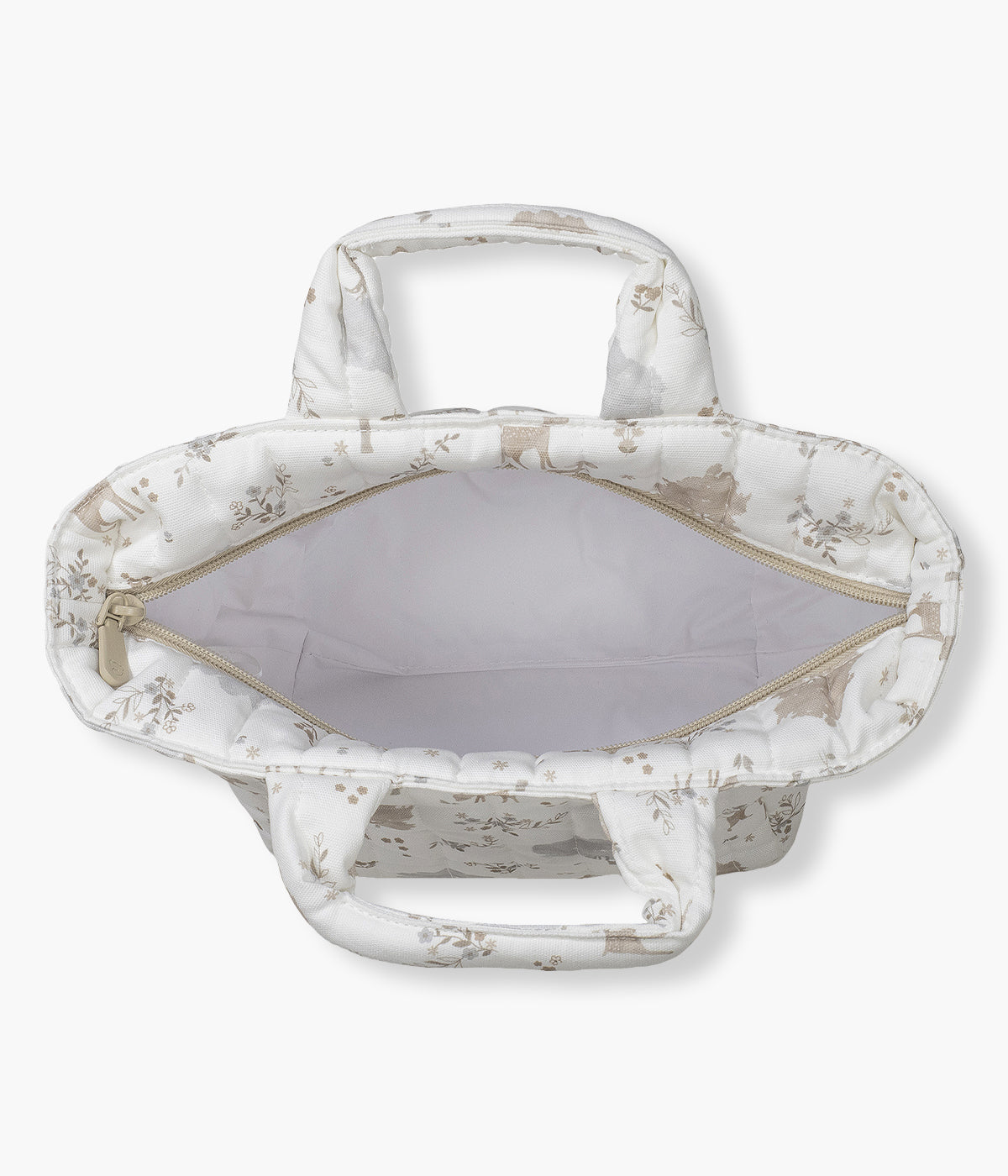 Necessaire Nara da Pasito a Pasito, pequena bolsa pensada para facilitar o transporte dos artigos de higiene do bebé. Fabricado em algodão, com um encantador estampado de cervos e árvores em tons neutros com fundo pérola, é perfeito para os pais que procuram um acessório prático e sofisticado.