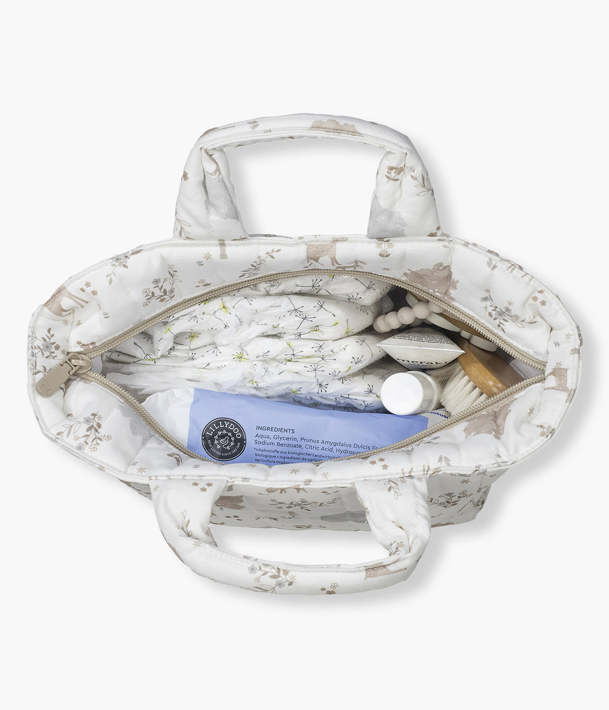 Necessaire Nara da Pasito a Pasito, pequena bolsa pensada para facilitar o transporte dos artigos de higiene do bebé. Fabricado em algodão, com um encantador estampado de cervos e árvores em tons neutros com fundo pérola, é perfeito para os pais que procuram um acessório prático e sofisticado.