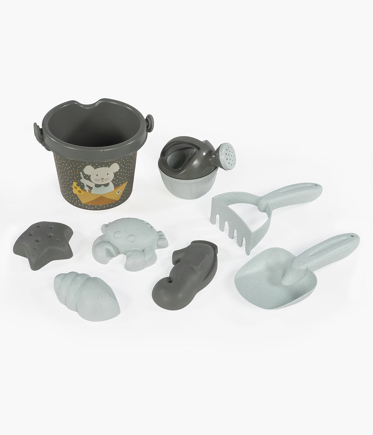Conjunto de brinquedos de praia Poppy Moss da Walking Mum. Composto por 8pc resistentes e leves, ideais para muitas aventuras na areia. Decorado com pintas bege em fundo verde com um adorável rato.