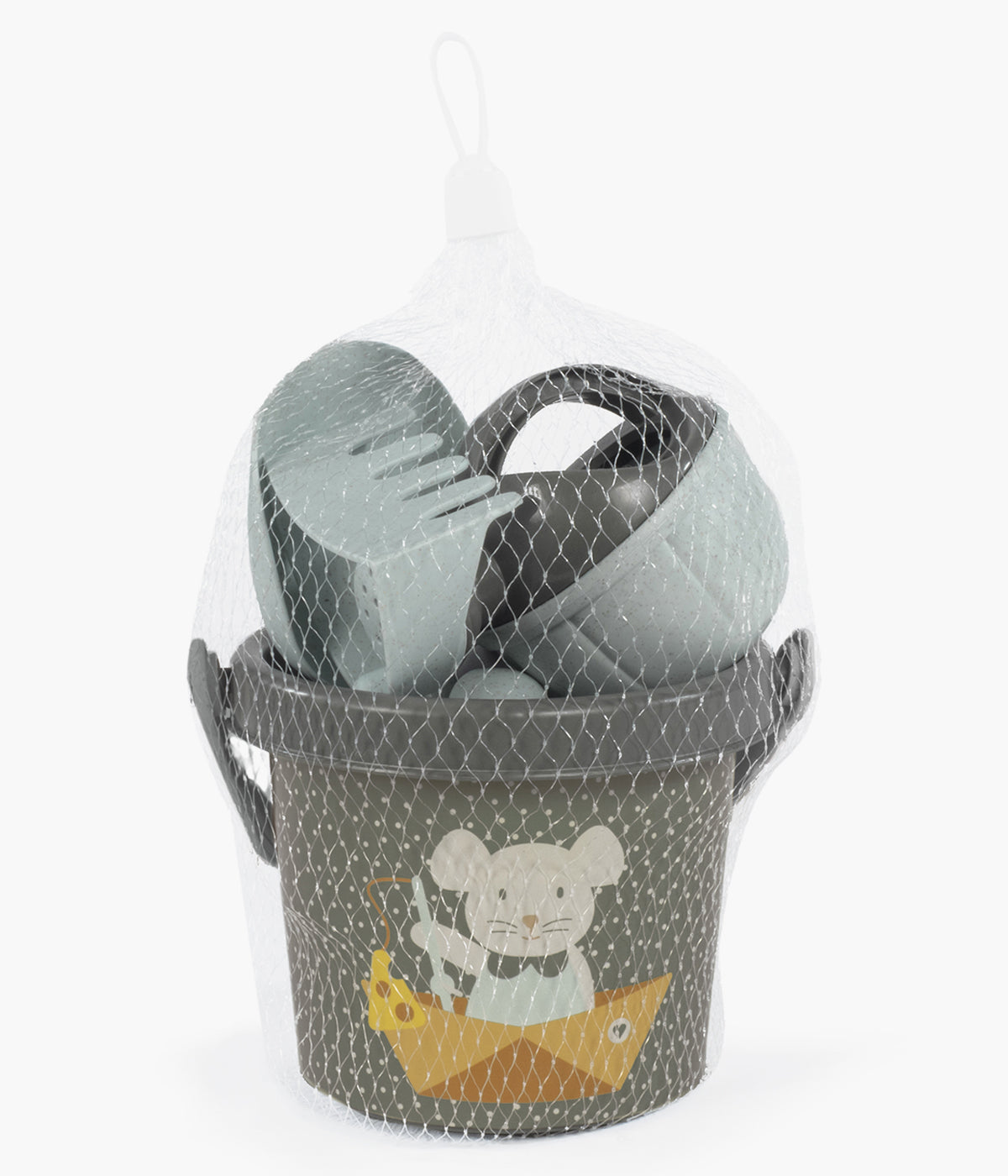 Conjunto de brinquedos de praia Poppy Moss da Walking Mum. Composto por 8pc resistentes e leves, ideais para muitas aventuras na areia. Decorado com pintas bege em fundo verde com um adorável rato.