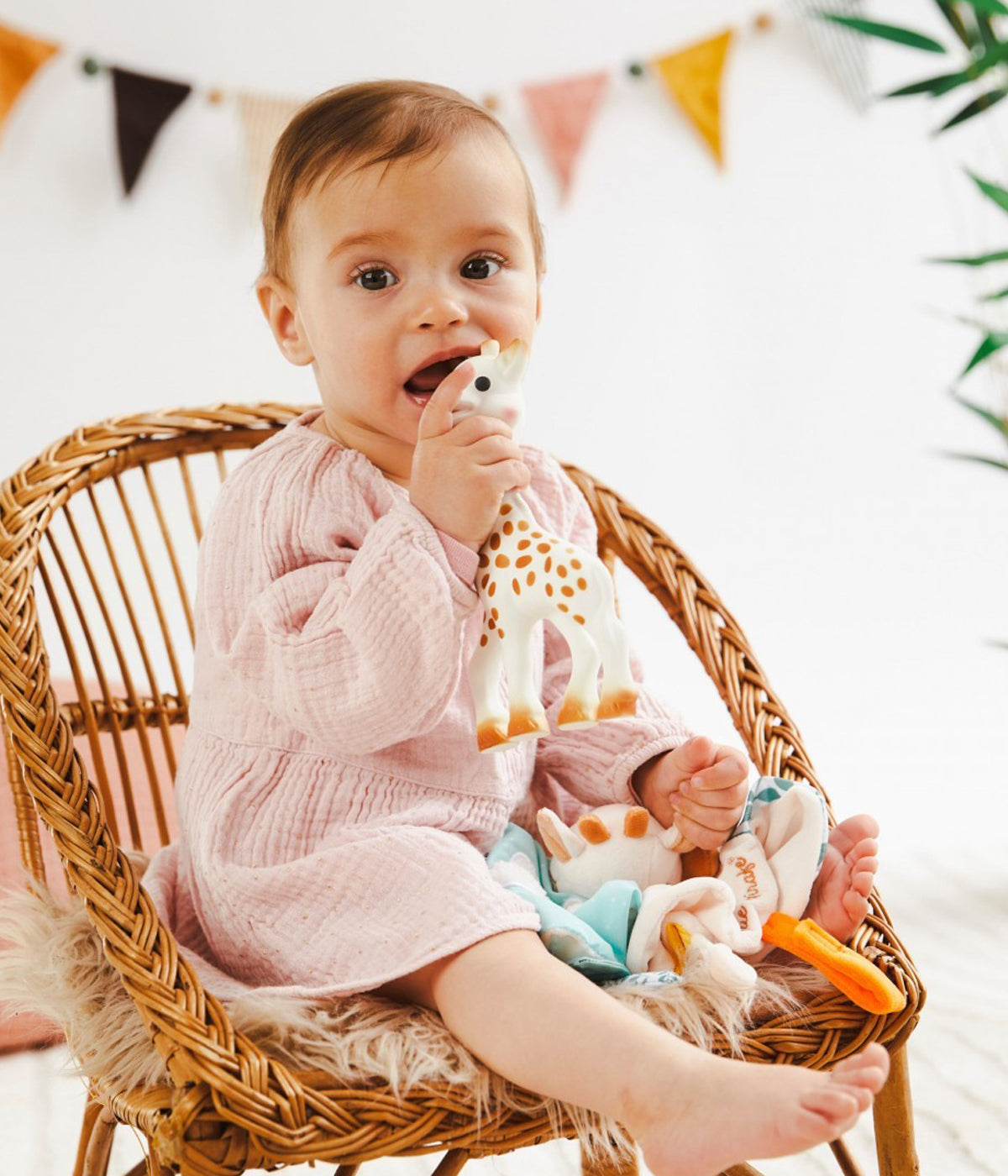 Bebé a brincar com conjunto mordedor sensorial Sophie La Girafe com doudou a combinar.