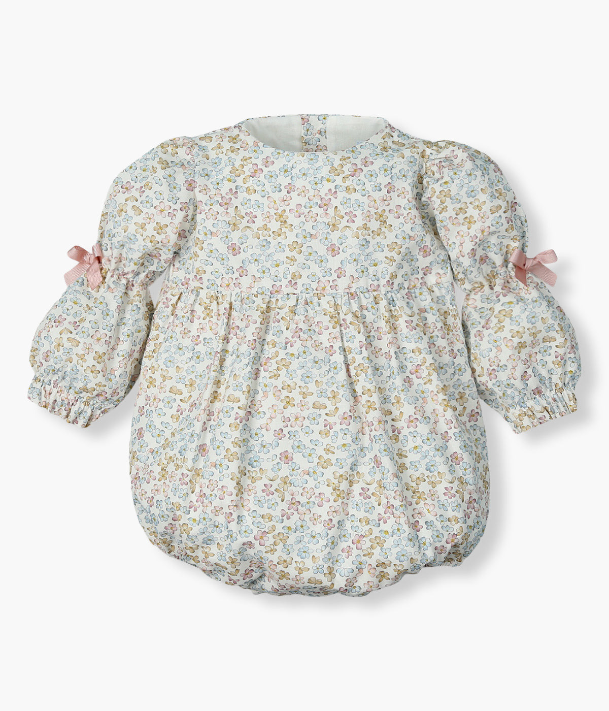 Fofo de manga comprida em algodão da Mac Ilusión para bebé menina e recém-nascida. Elegante fofo com padrão floral em fundo pérola e 1 laço gorgurão rosa-velho em cada manga. Abertura nas costas e entrepernas.
