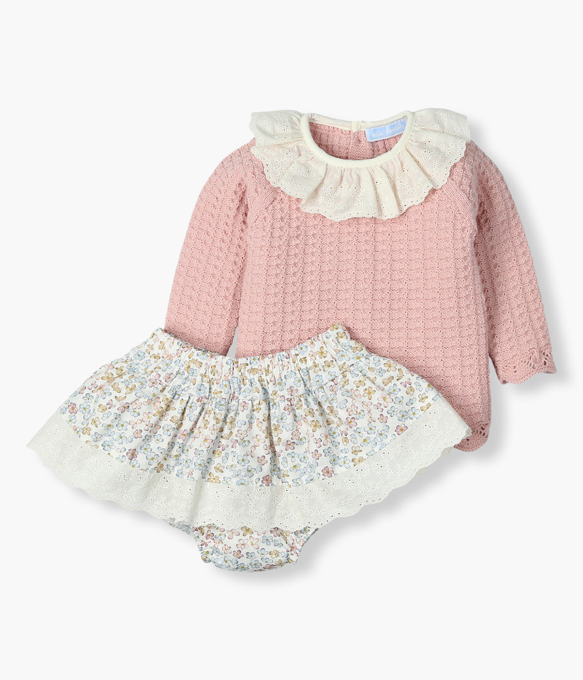 Conjunto em algodão e malha da Mac Ilusión para bebé menina e recém-nascida. Camisola com gola folho rendada pérola e detalhes na malha. Tapa fraldas em algodão pérola com padrão floral com folho a combinar com a gola da camisola.