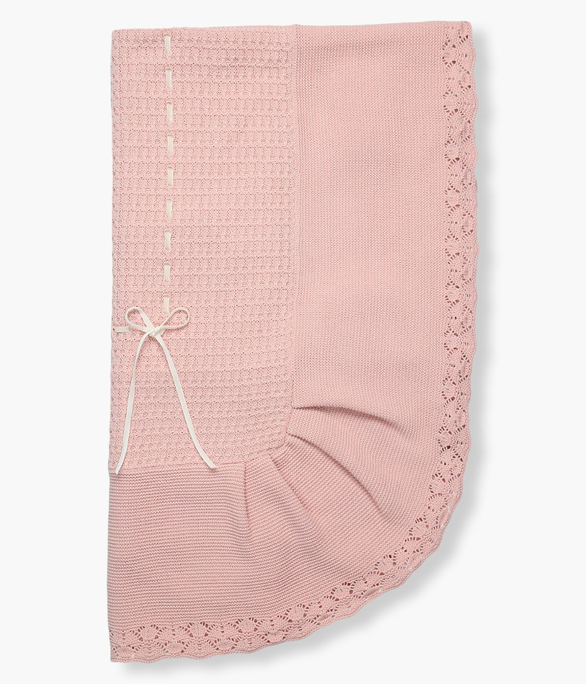 Manta de malha rosa-velho da Mac Ilusión para bebé menina e recém-nascida. Rebordo ondulado com detalhes perfurados e detalhe de fita pérola com laço no centro.