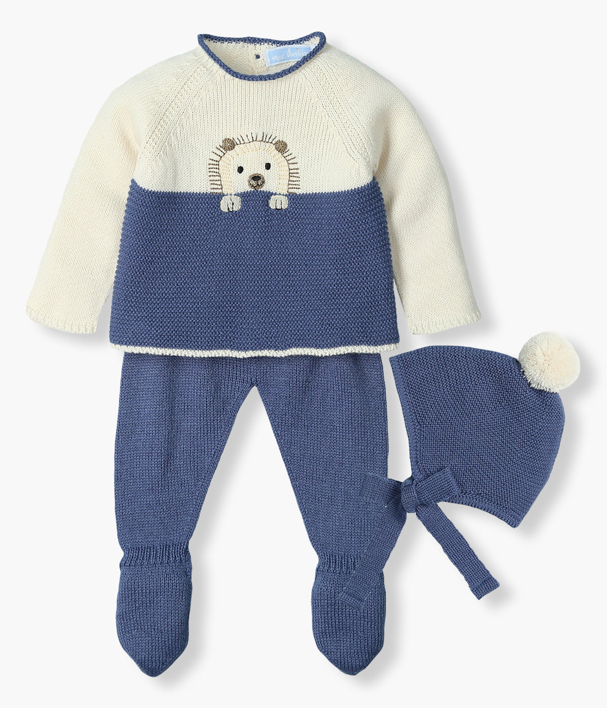 Conjunto de 3 peças em malha da Mac Ilusión composto por camisola pérola e azul com pequeno ouriço na frente, calças com pés e gorro azul com pompom pérola para bebé e recém-nascido(a).