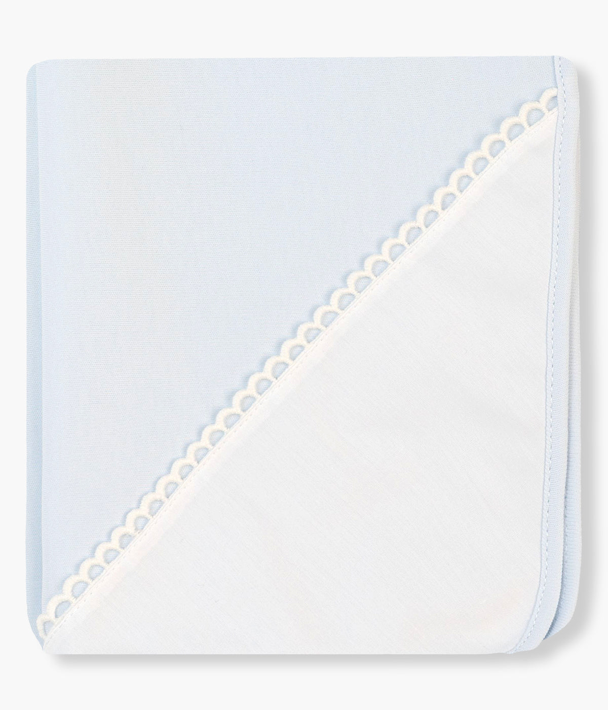 Fralda azul da Baby Gi para bebé e recém-nascido(a), 100% algodão. Detalhe no canto em tecido branco com faixa em renda.