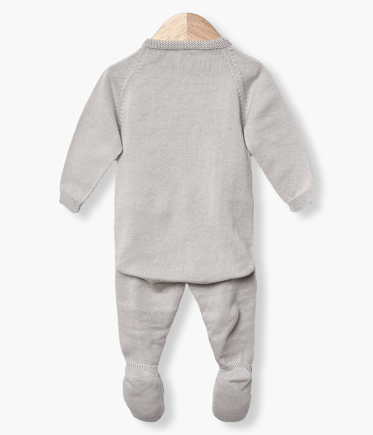 Babygrow em malha de algodão orgânico cinza para bebé e recém-nascido(a). Malha tricotada com detalhes na frente. Abertura trespasse com botões e entrepernas com molas de pressão.