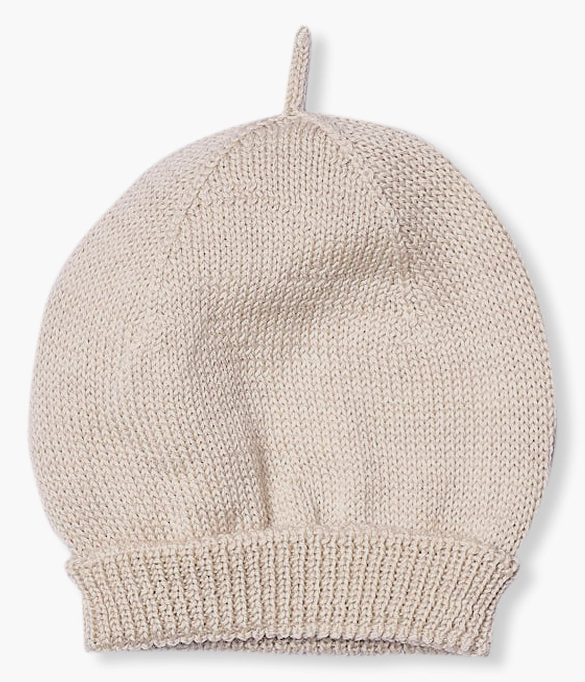 Gorro tricotado em lã merino bege da Wedoble para bebé e recém-nascido(a). Delicada touca sem costuras no interior, efeito entrelaçado e tiras para atar no queixo.