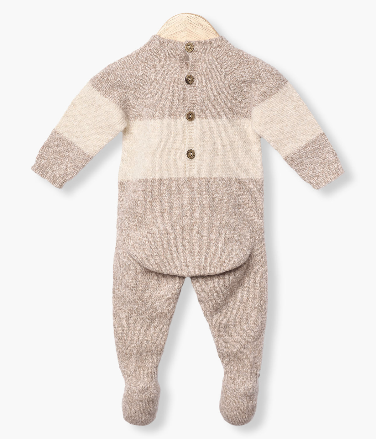 Babygrow tricotado em lã merino em tons de bege da Wedoble para bebé e recém-nascido(a). Detalhe de risca no peito e nos braços e dois pequenos pormenores com relevo na frente.