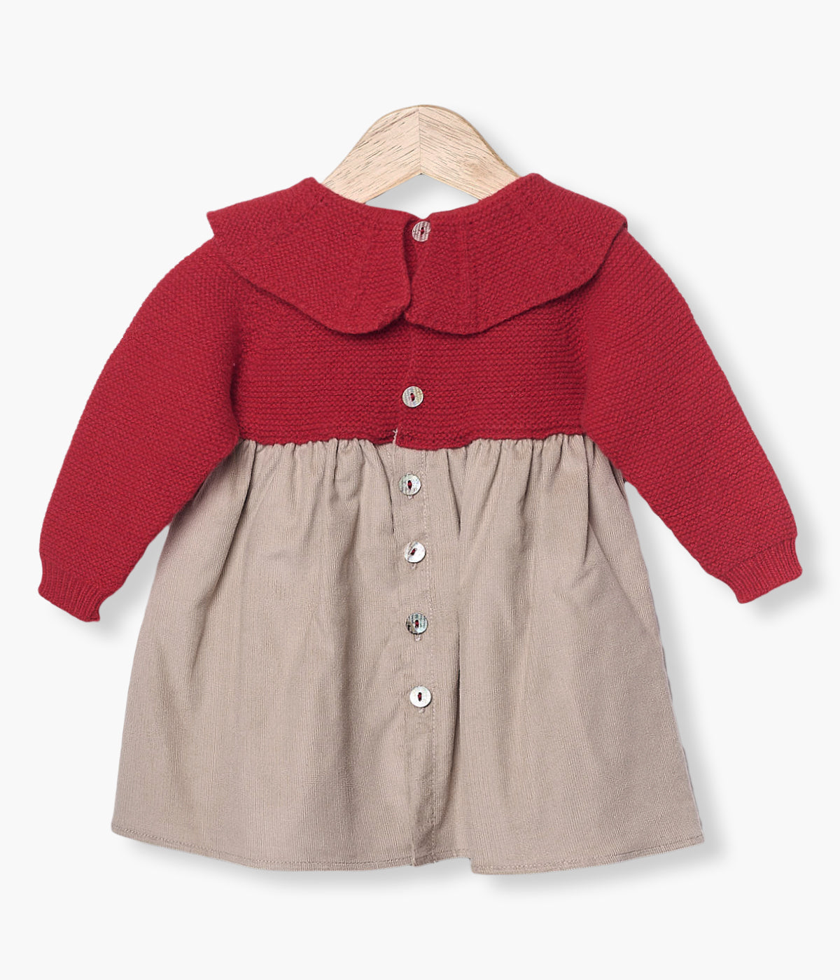 Vestido da Wedoble para bebé menina e recém-nascida. Parte superior em malha tricotada de lã merino vermelha com gola folho e parte inferior em bombazine de algodão cinza com forro.
