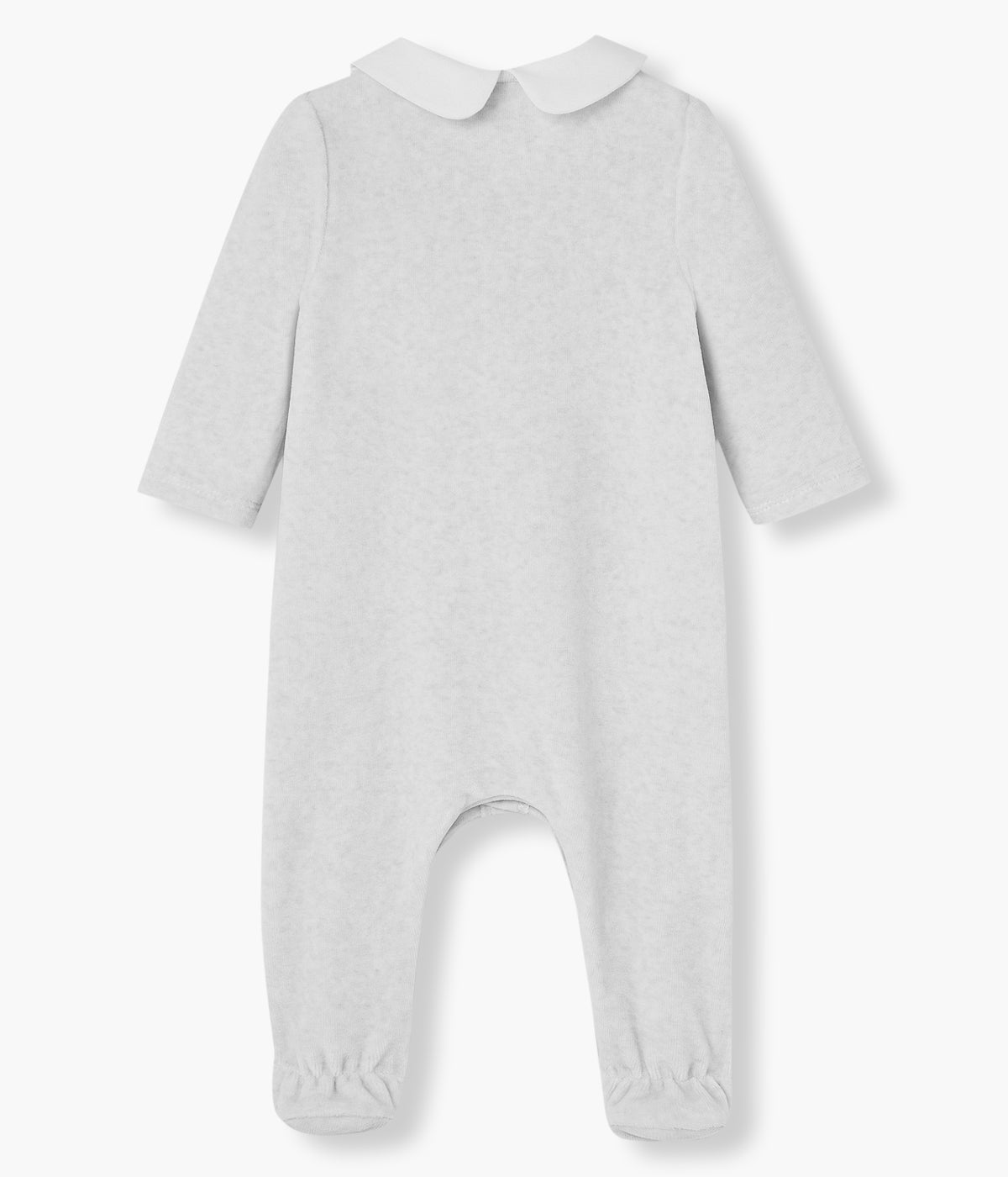 Babygrow em veludo cinza da Paz Rodríguez para bebé e recém-nascido(a). Elegante babygrow com gola redonda cortada branca, detalhes em renda e medalha da marca. Abertura na frente e entrepernas.