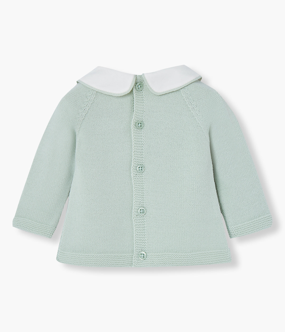 Conjunto de 2 peças em malha verde-água da Paz Rodríguez para bebé e recém-nascido(a). Camisola com gola redonda cortada em branco, detalhes com relevo na frente e medalha madrepérola. Calças com pés.