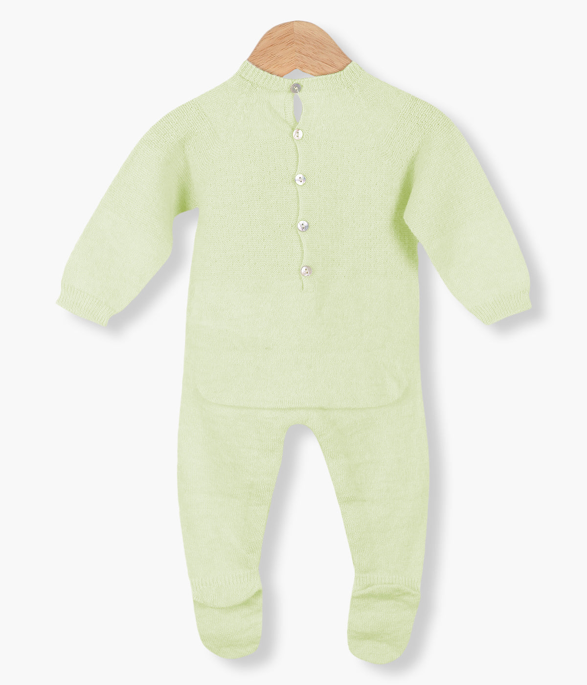 Babygrow tricotado em lã merino e caxemira verde-lima da Wedoble para bebé e recém-nascido(a). Detalhes na malha no peito, pés e braços. Medalha da marca no peito. Abertura nas costas e entrepernas.