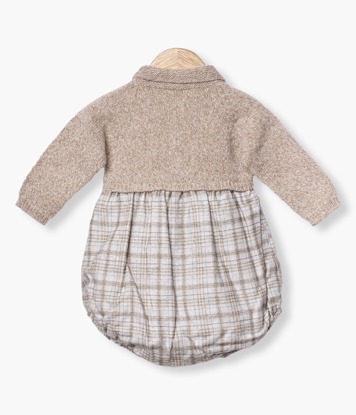 Fofo da Wedoble para bebé e recém-nascido. Parte superior em lã merino bege com gola bico e parte inferior em tecido de padrão xadrez em tons de cinza e bege com forro em algodão. Abertura na frente e entrepernas.