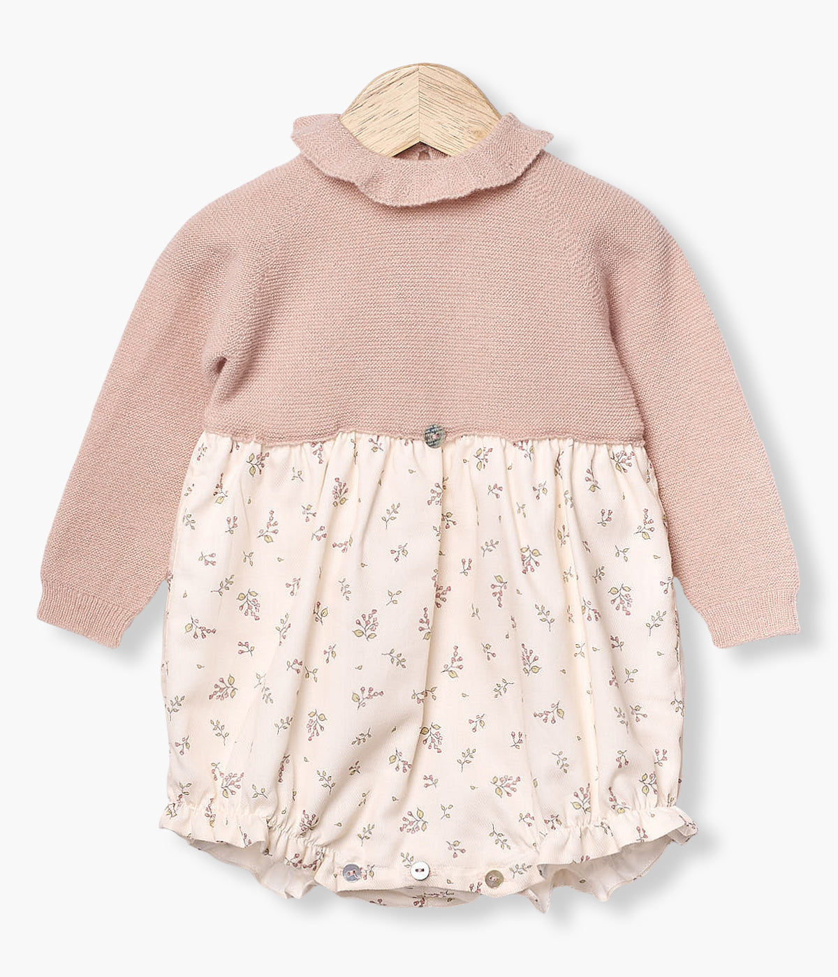 Fofo da Wedoble para bebé menina e recém-nascida. Parte superior em malha tricotada de lã merino e caxemira rosa com gola redonda e parte inferior em tecido de algodão de padrão ramos com forro.