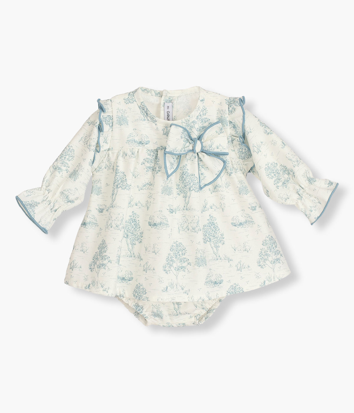 Vestido com tapa fraldas da Calamaro Baby para bebé menina e recém-nascida. Elegante vestido com padrão toile de jouy azul em fundo pérola com laço na frente e folho nos ombros. Tapa fraldas a combinar com o vestido.