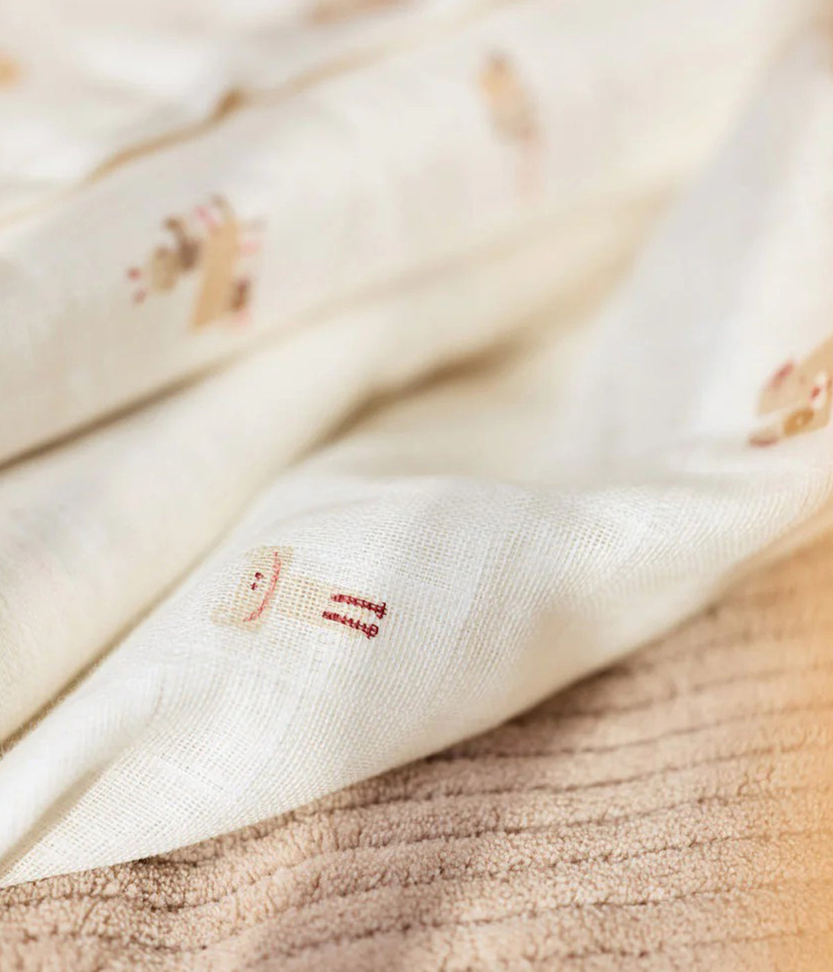 Pack de 3 fraldas musselina em algodão pérola da Jollein da coleção Animal Friends com padrão animais em tons de bege e castanho. Suaves e respiráveis fraldas, perfeitas para vários momentos tais como alimentação ou apoio na muda da fralda.