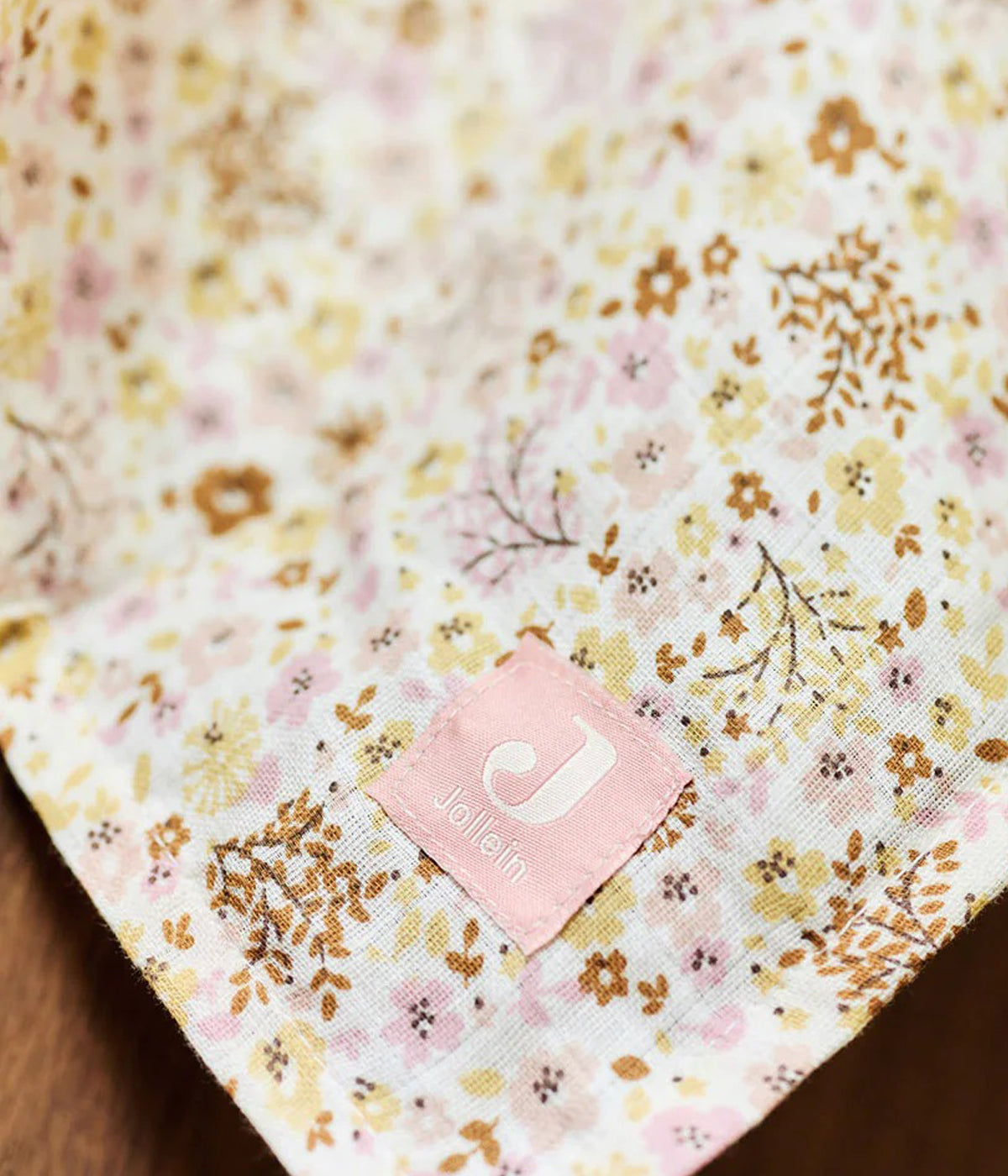 Pack de 3 fraldas musselina em algodão pérola da Jollein com padrão floral em tons de bege e rosa para bebé menina. Suaves e respiráveis fraldas, perfeitas para vários momentos tais como alimentação ou apoio na muda da fralda.