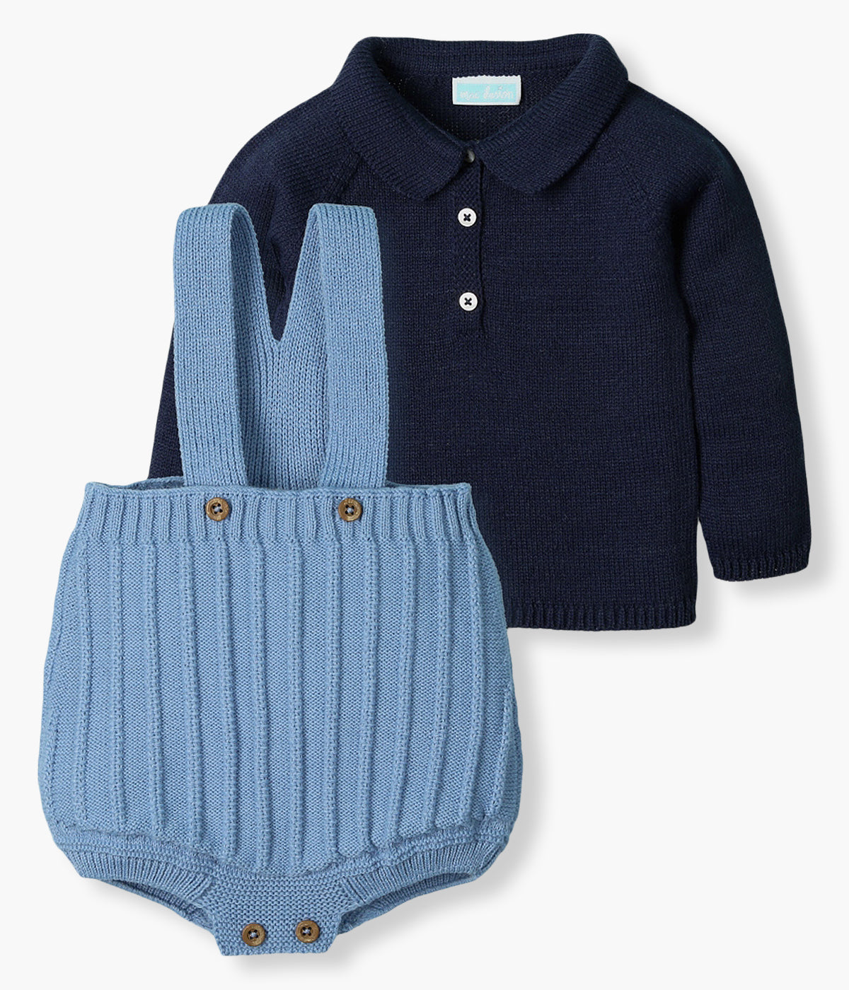 Conjunto de 2 peças em malha da Mac Ilusión composto por camisola e fofo para bebé menino e recém-nascido. Camisola em azul-marinho com gola bico e abertura no peito. Tapa fraldas com riscas com relevo e abertura nas alças.
