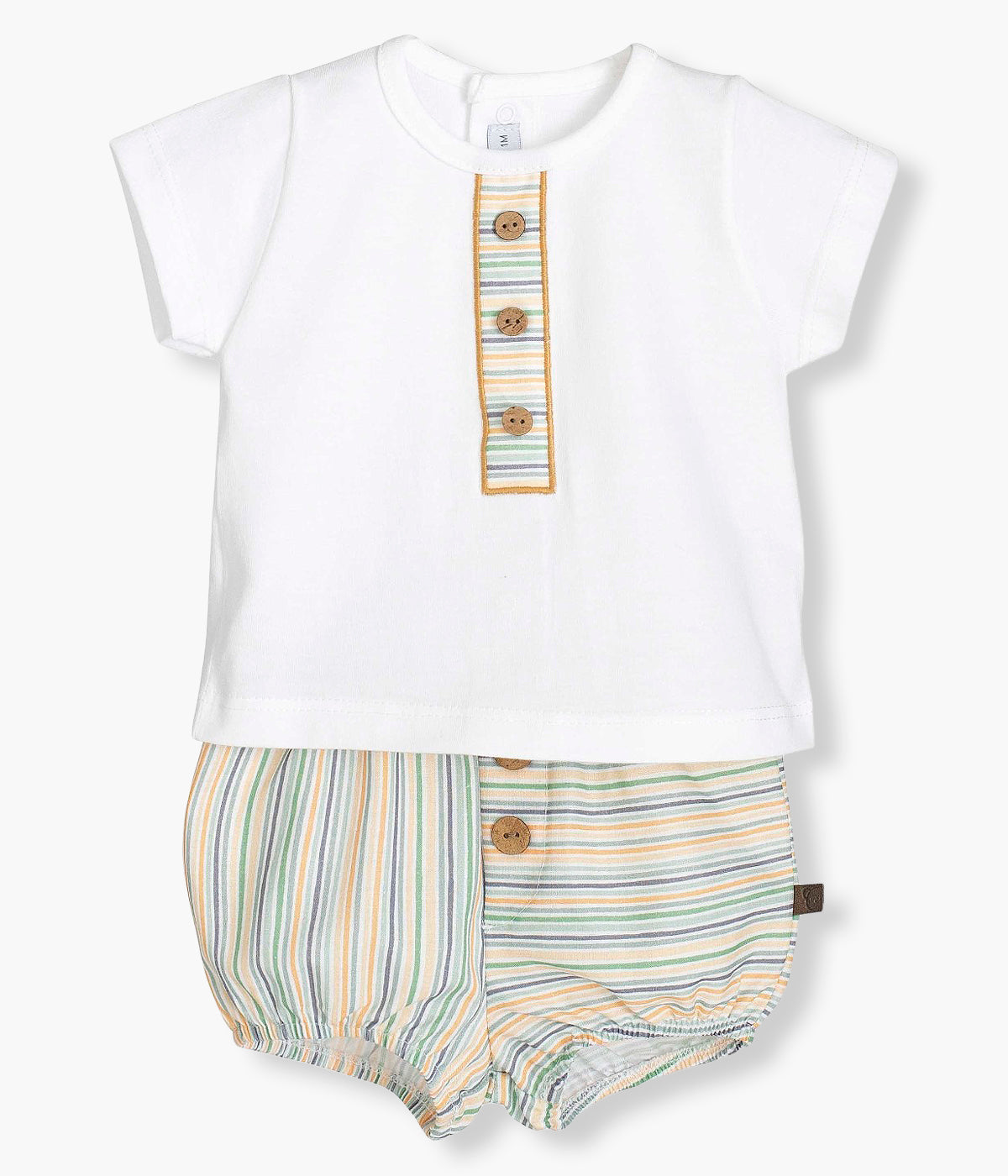 Vista de frente do conjunto em algodão da Calamaro Baby para bebé menino e recém‑nascido composto por camisola e tapa fraldas. Camisola de manga curta branca com botões de madeira decorativos e pequeno detalhe em tecido com padrão riscas coloridas a combinar com o tapa fraldas.