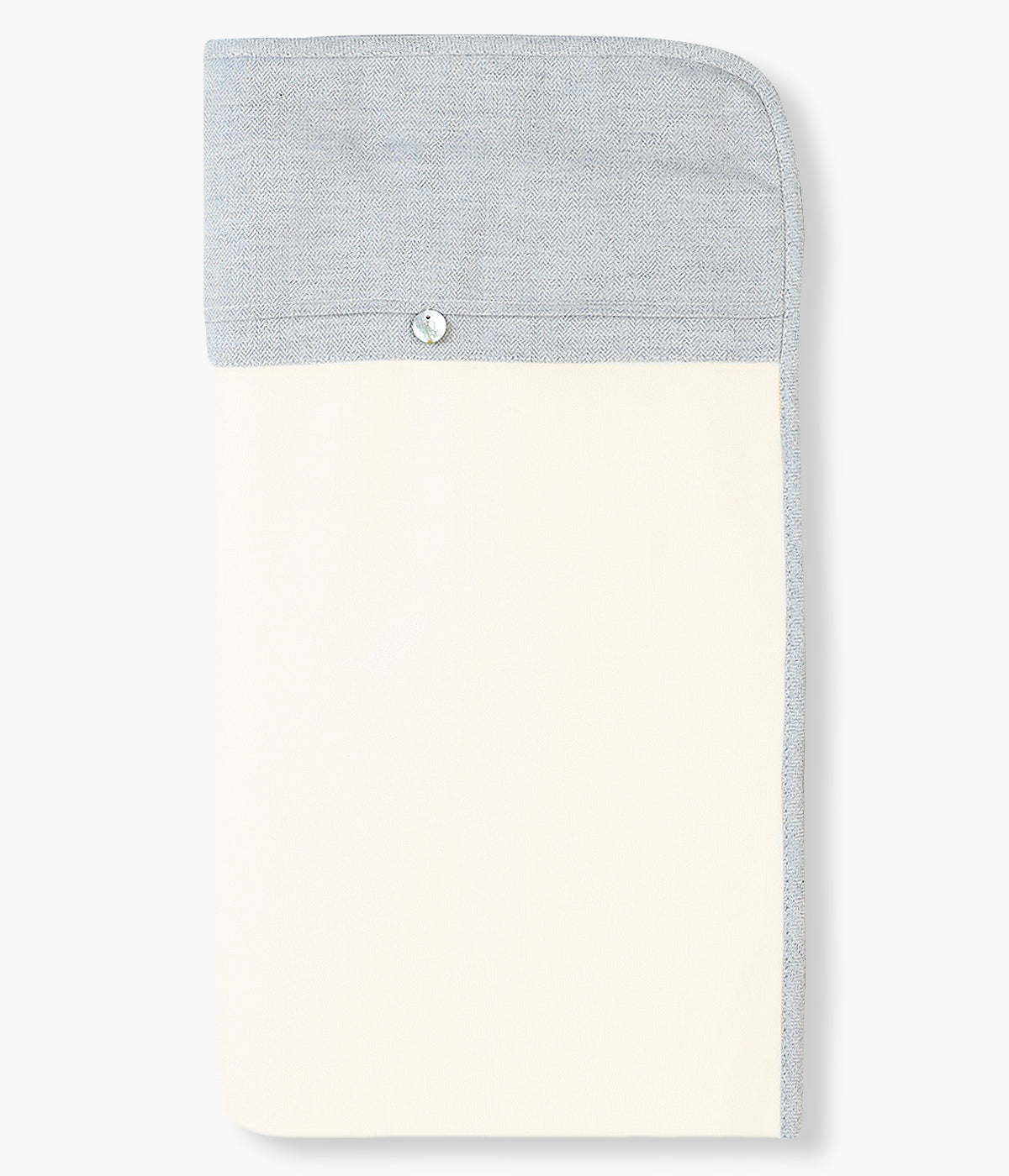 Manta em veludo pérola para bebé menino e recém-nascido da Baby Gi. Detalhe numa das laterais com aplicação em tecido azul-ganga e medalha madrepérola com logótipo da marca.