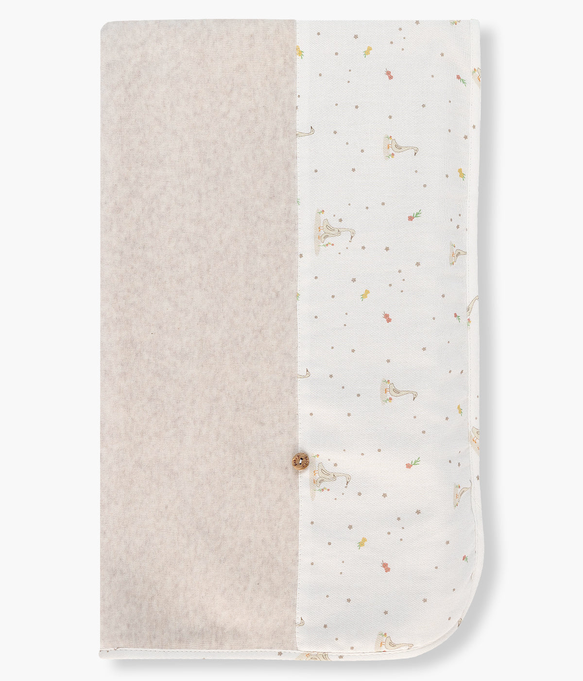 Manta em veludo bege para bebé e recém-nascido(a) da Baby Gi. Detalhe numa das laterais e rebordo com aplicação em tecido de padrão gansos e um botão de madeira decorativo.