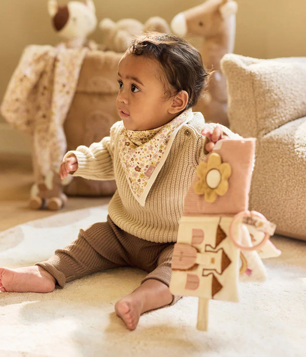 Livro de Atividades Flower Fairies da Jollein para bebé menina e recém-nascida. Macio, colorido e repleto de ilustrações encantadoras de flores e princesas, perfeito para estimular a imaginação, as primeiras descobertas e a motricidade da bebé.