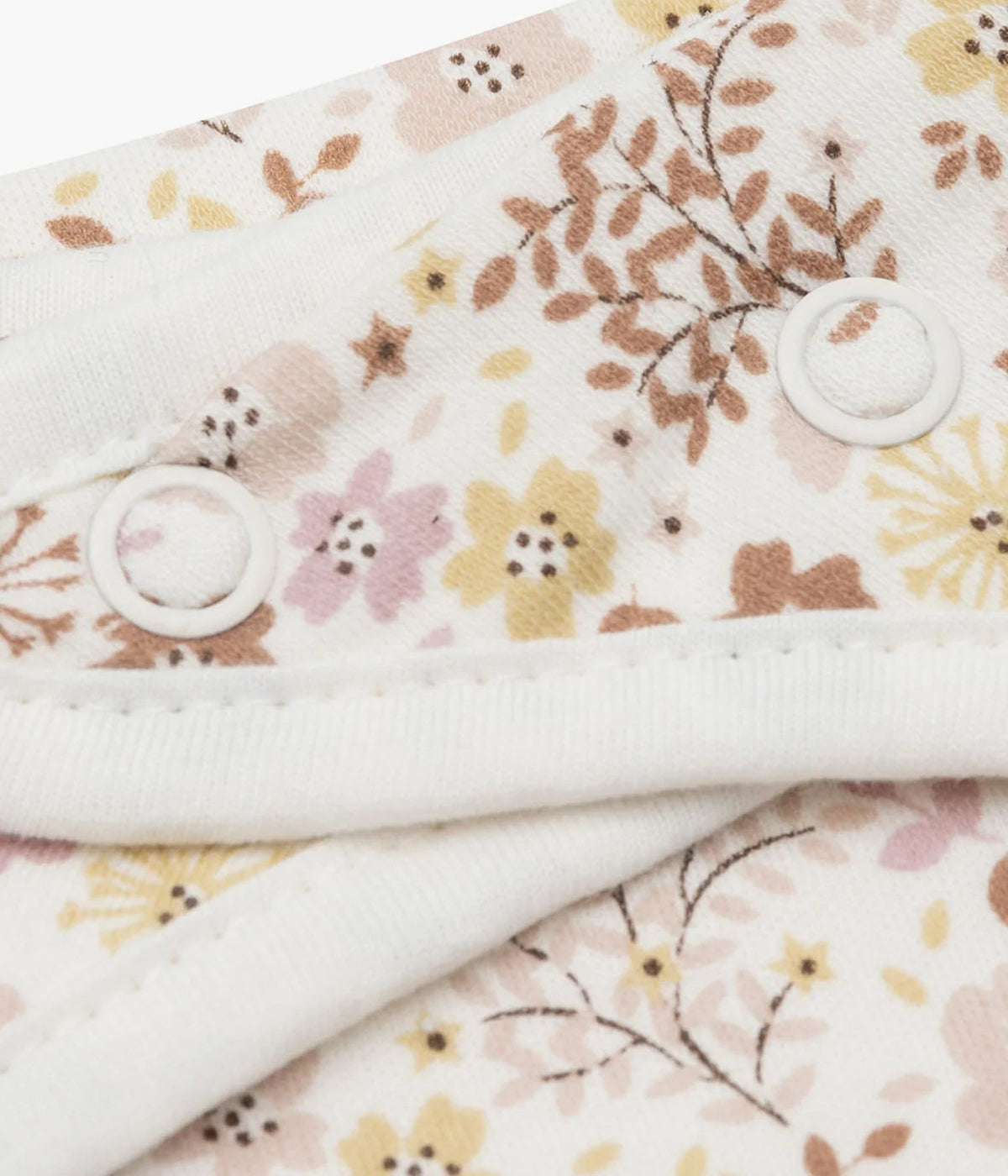 Pack composto por duas babetes estilo bandana em algodão pérola com padrão floral em tons de rosa e bege para bebé menina e recém-nascida. Fecho com molas de pressão em duas medidas.