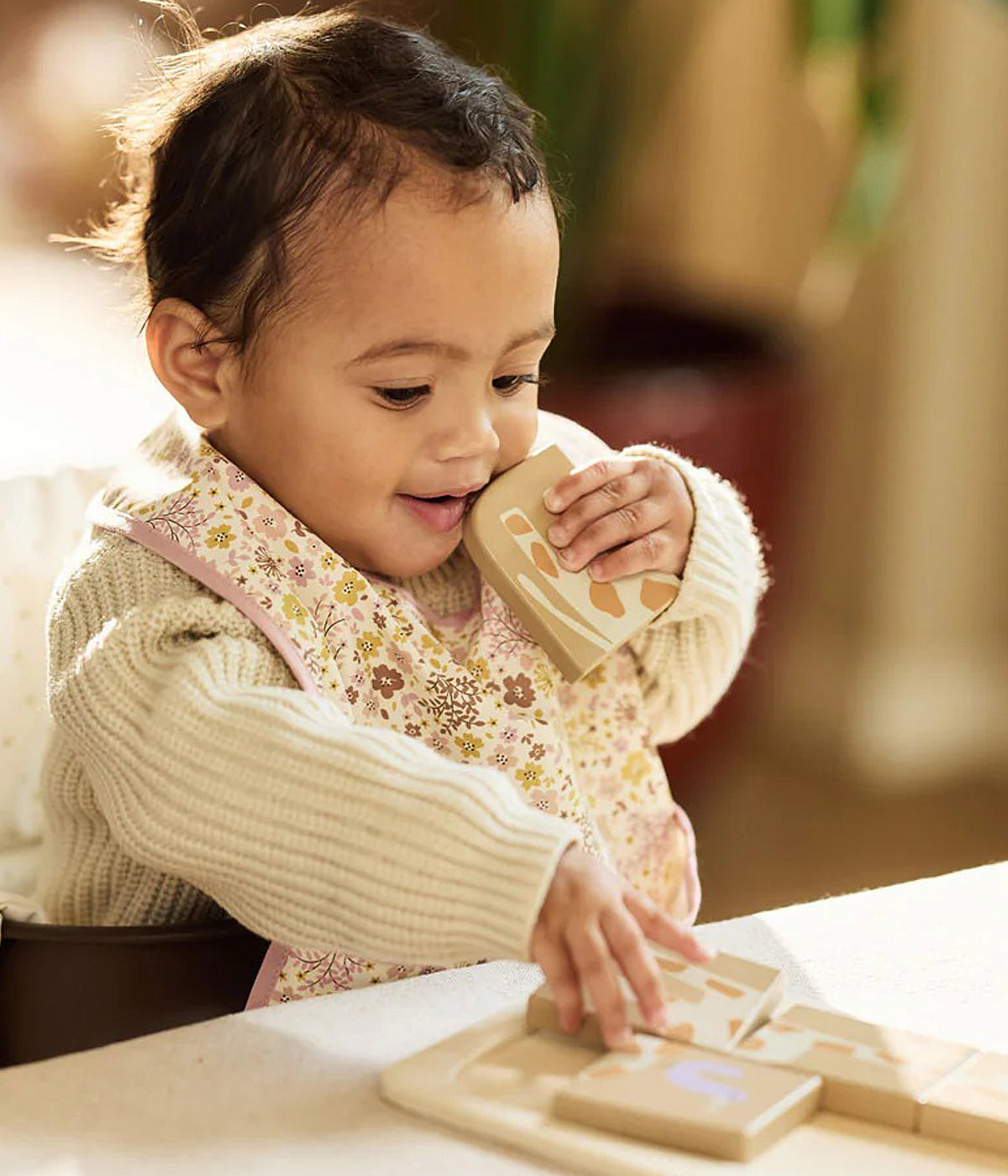 Conjunto de duas babetes impermeáveis pérola com padrão floral em tons de bege da Jollein para bebé menina e recém-nascida. Babetes com bolso perfeitas para manter a bebé limpa enquanto aprende a beber e comer sozinha.