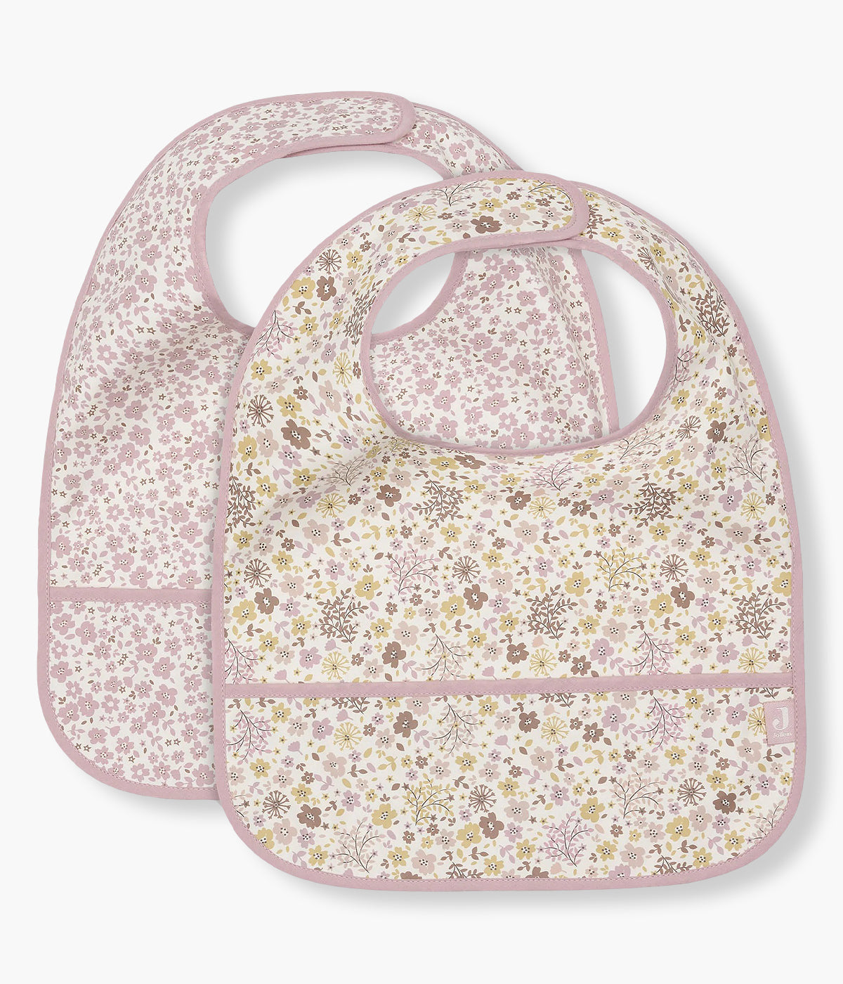 Conjunto de duas babetes impermeáveis pérola com padrão floral em tons de bege da Jollein para bebé menina e recém-nascida. Babetes com bolso perfeitas para manter a bebé limpa enquanto aprende a beber e comer sozinha.