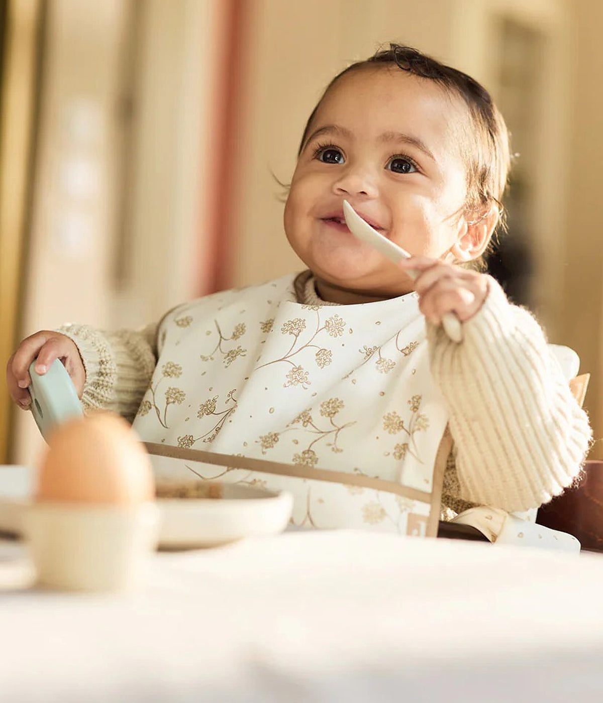 Conjunto de duas babetes impermeáveis pérola com padrão dentes-de-leão para bebé e recém-nascido(a). Babetes com bolso perfeitas para manter o bebé limpo enquanto aprende a beber e comer sozinho.