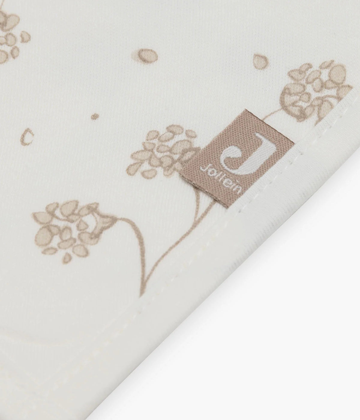 Pack composto por duas bandanas em algodão pérola com padrão dentes-de-leão em tons de bege para bebé e recém-nascido(a). Fecho com molas de pressão em duas medidas.