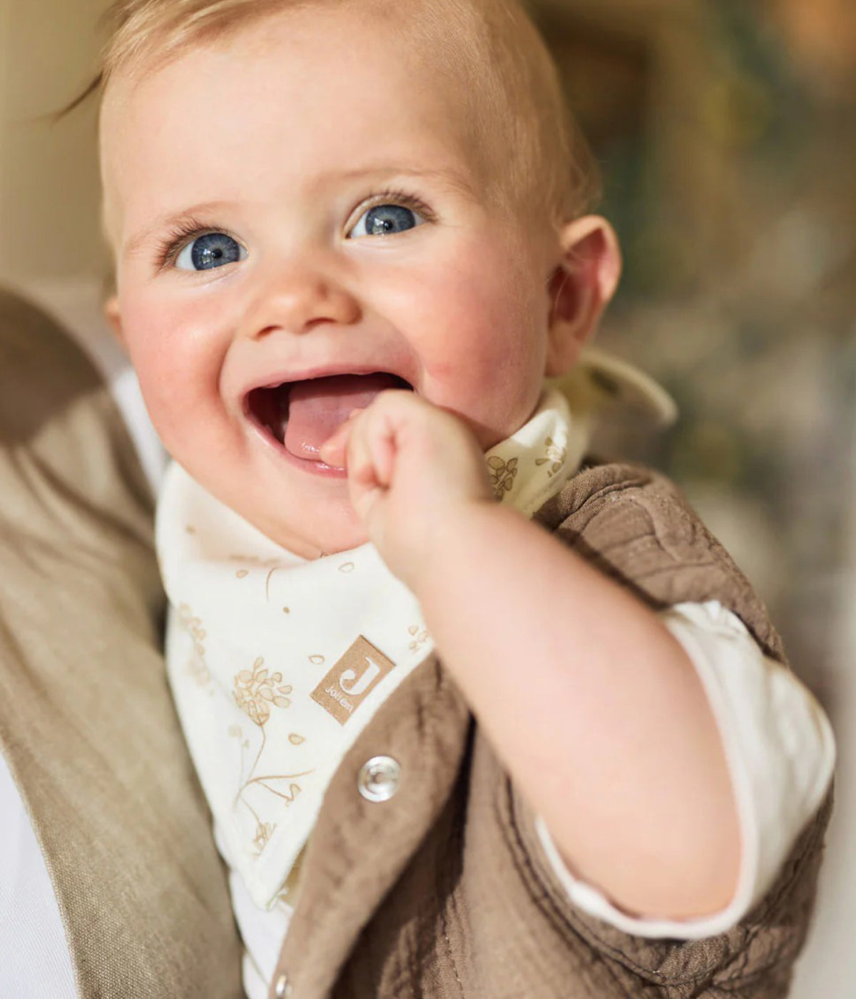 Pack composto por duas bandanas em algodão pérola com padrão dentes-de-leão em tons de bege para bebé e recém-nascido(a). Fecho com molas de pressão em duas medidas.