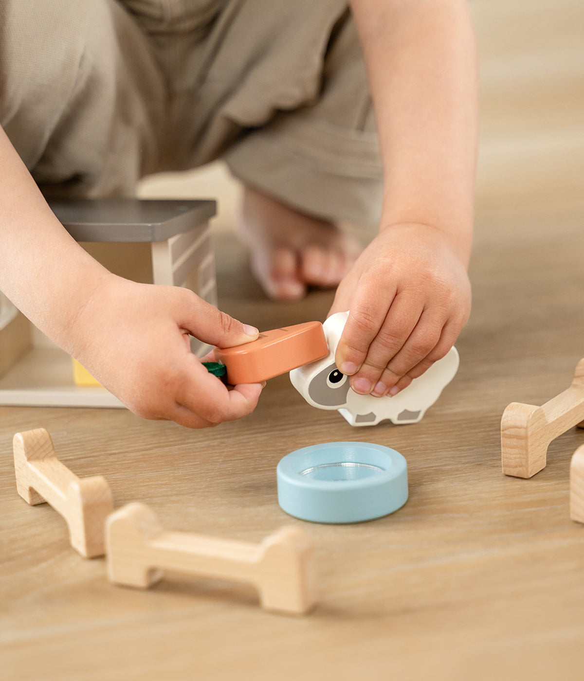 Descubra o encanto do mundo rural com a adorável Casa da Ovelha Sheepy Tiny Farm da Done by Deer feito em madeira sustentável, um conjunto de brincar que desperta a curiosidade, a imaginação e o amor pela natureza. Projetado para bebés e crianças a partir dos 24 meses, este brinquedo educativo combina diversão e aprendizagem num só produto.
